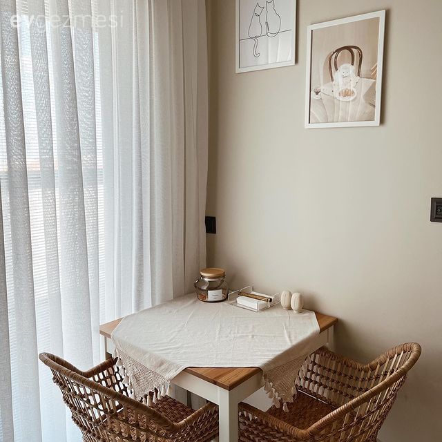 Tül perde, Perde, Hasır sandalye, Mutfak masası, Tablo, Duvar dekorasyonu, Beyaz