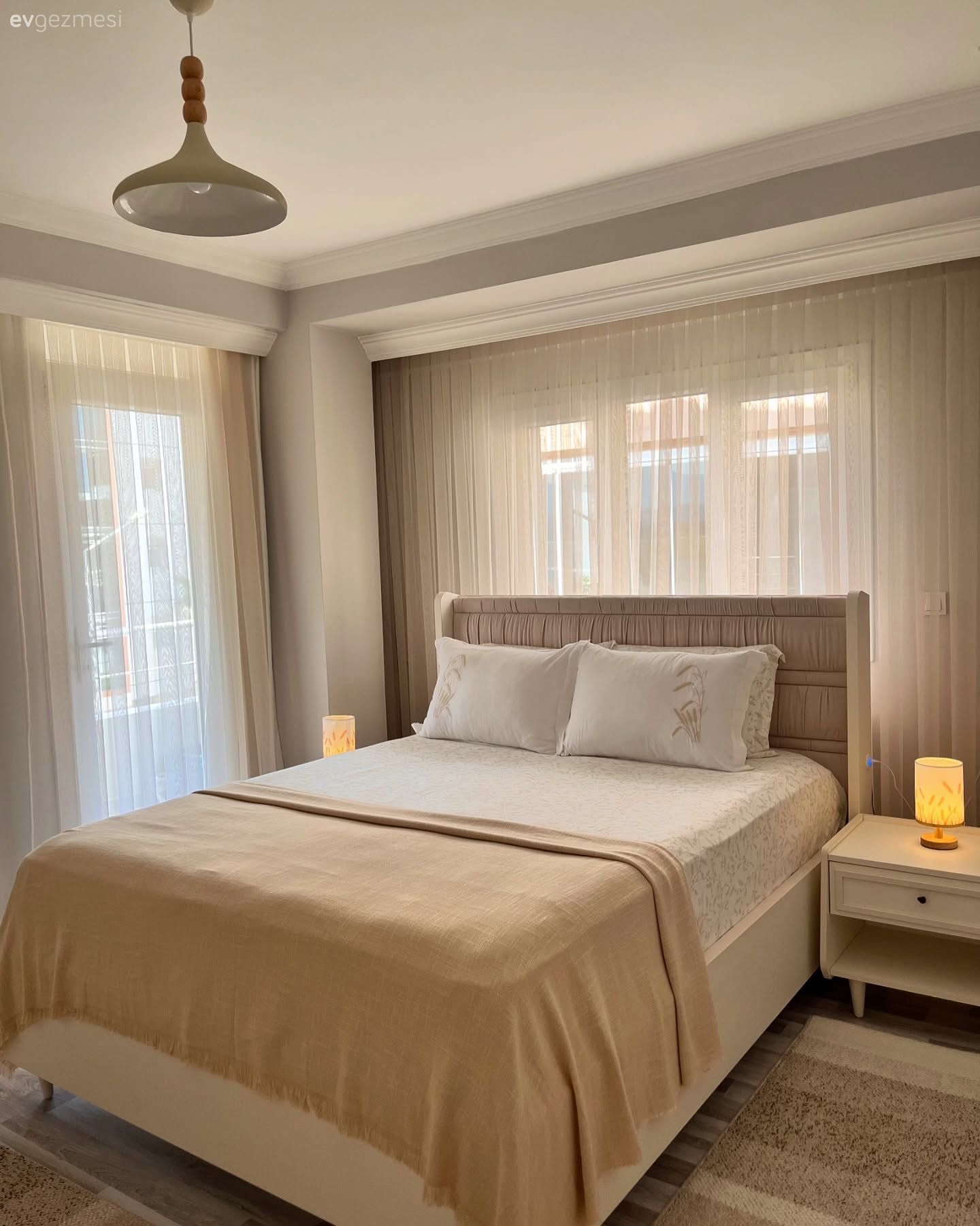 Bu İzmir Evinde Mobilyalar Renkli Parçalar İçin Uygun Zemin