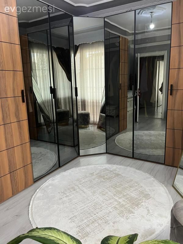 Giyinme odası, Kahverengi, Gardrop, Yatak Odası, Boy aynası, Ayna, Beyaz, Yuvarlak halı, Halı