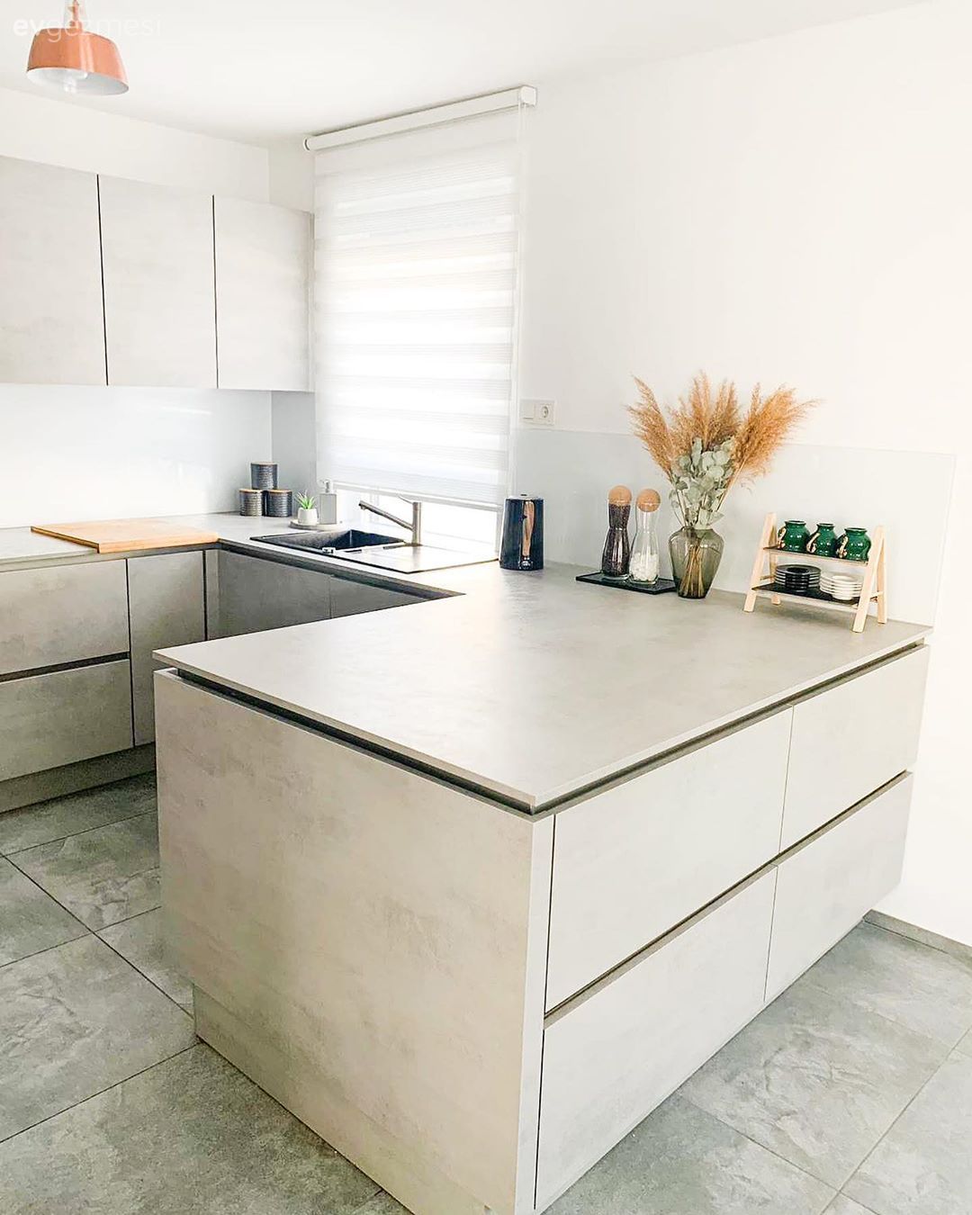 Mutfak, G-tipi mutfak, Modern mutfak, Kulpsuz mutfak dolabı, Beyaz, Siyah, Ankastre, Mutfak tezgahı, Mutfak tezgah arası, Mutfak zemin seramikleri, Mutfak Avize Modelleri