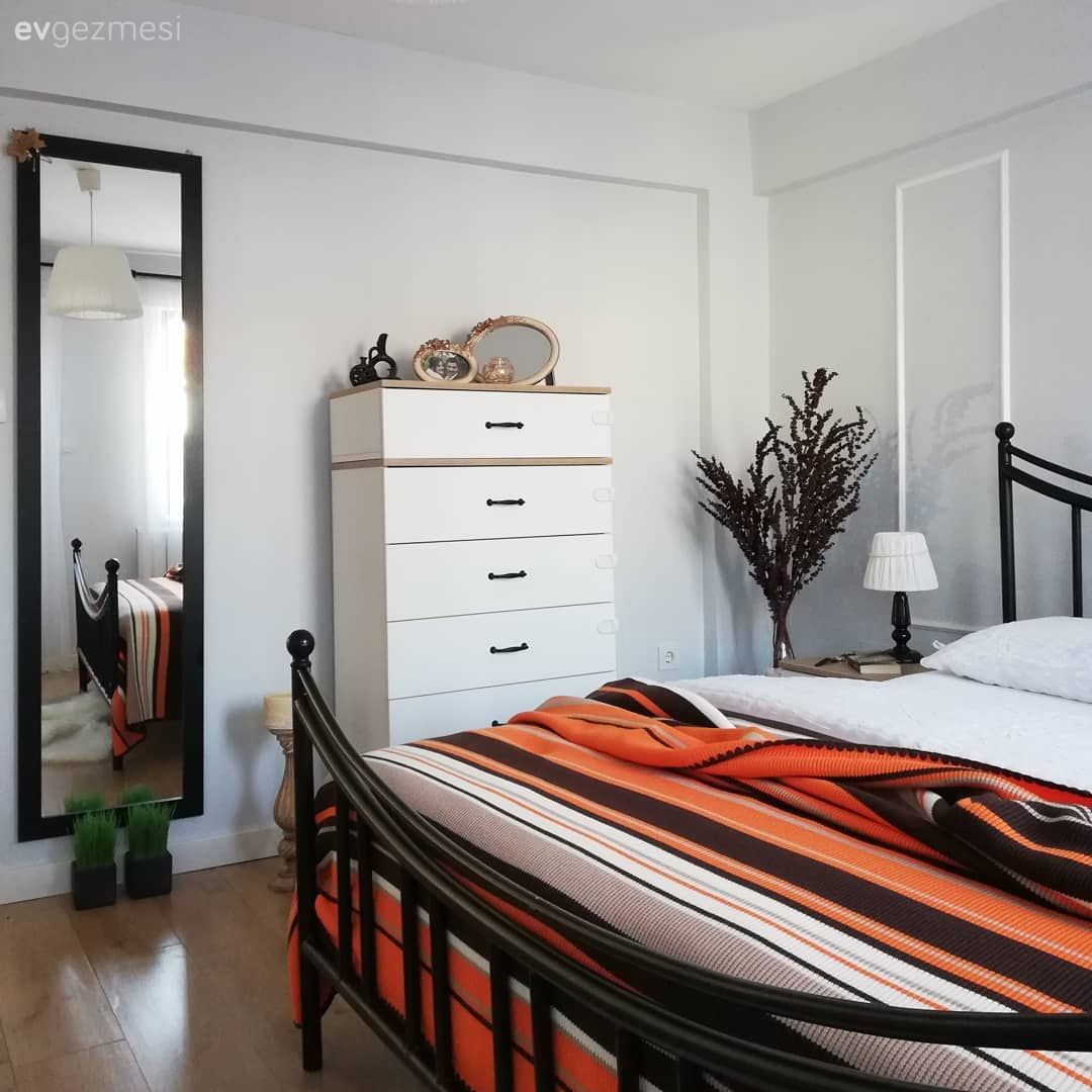 Yatak Odası, Siyah, Turuncu, Beyaz, Duvar çıtalama, Yatak başlığı, Komodin, Tablo, Duvar dekorasyonu, Yatak örtüsü, Boy aynası, Ayna, Abajur, Aydınlatma, Şifonyer