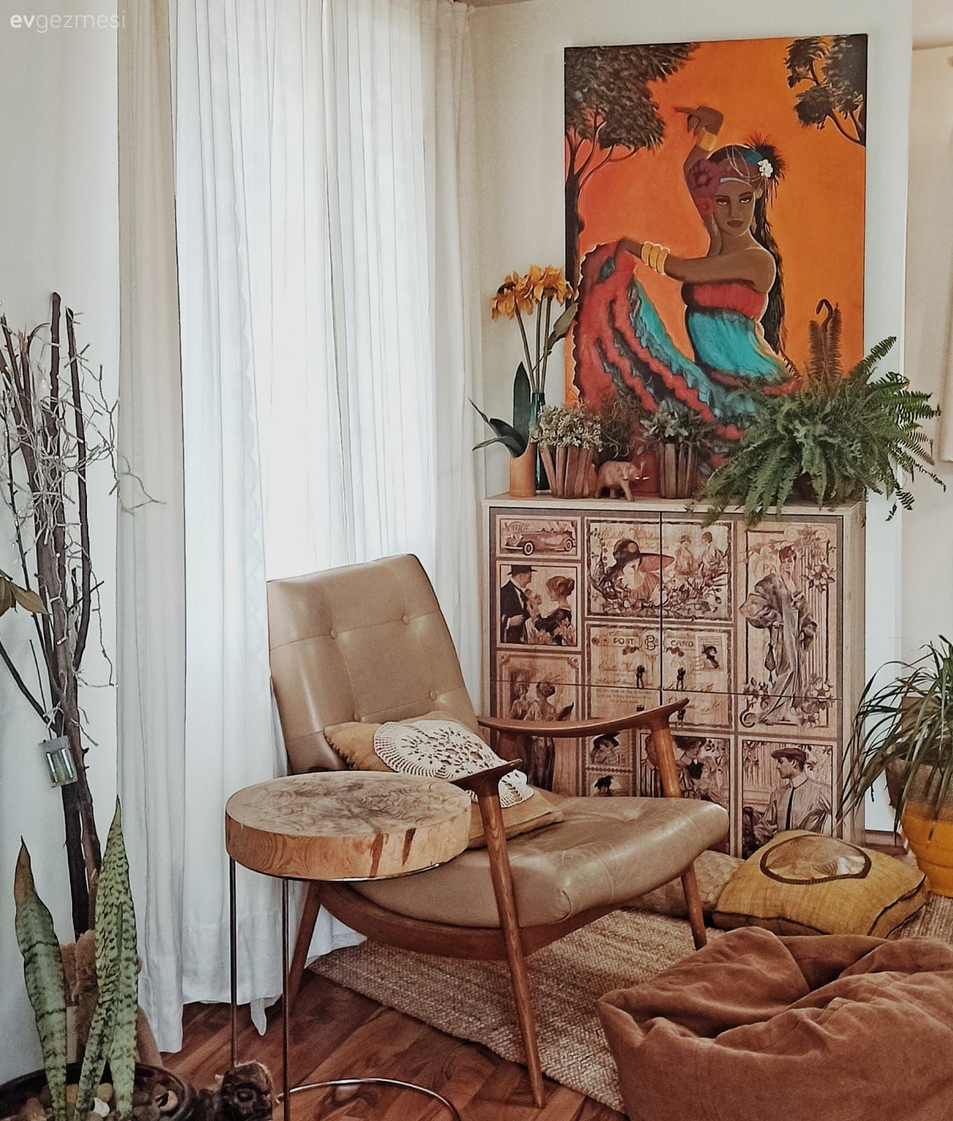 Tablo, Duvar dekorasyonu, Sarı, Krem, Vizon, Berjer, Konsol, Konsol üzeri dekoratif objeleri, Yan sehpa, Sehpa, Ev bitkisi, Tül perde, Perde