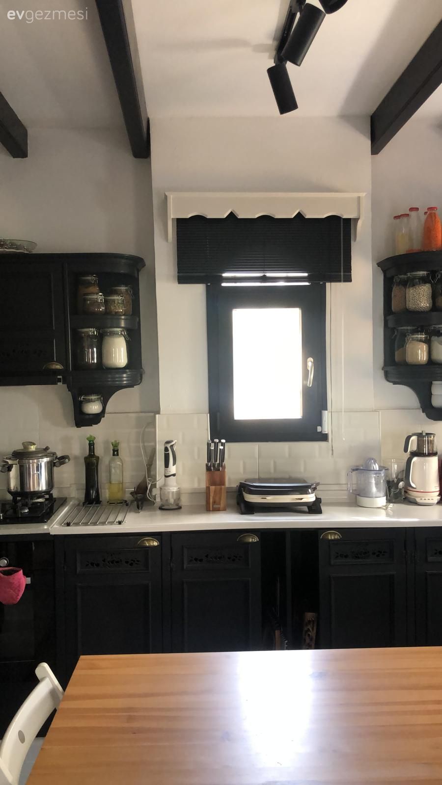 Mutfak, Siyah mutfak, Rustik, Rustik mutfak, Ahşap Mobilya, Mutfak tezgahı, Mutfak tezgah arası, Tezgah arası seramik, Beyaz, Bej, Vizon, Tavan dekorasyon, Sandalye, Mutfak masası, Mutfak aksesuarları, Dekoratif Objeler