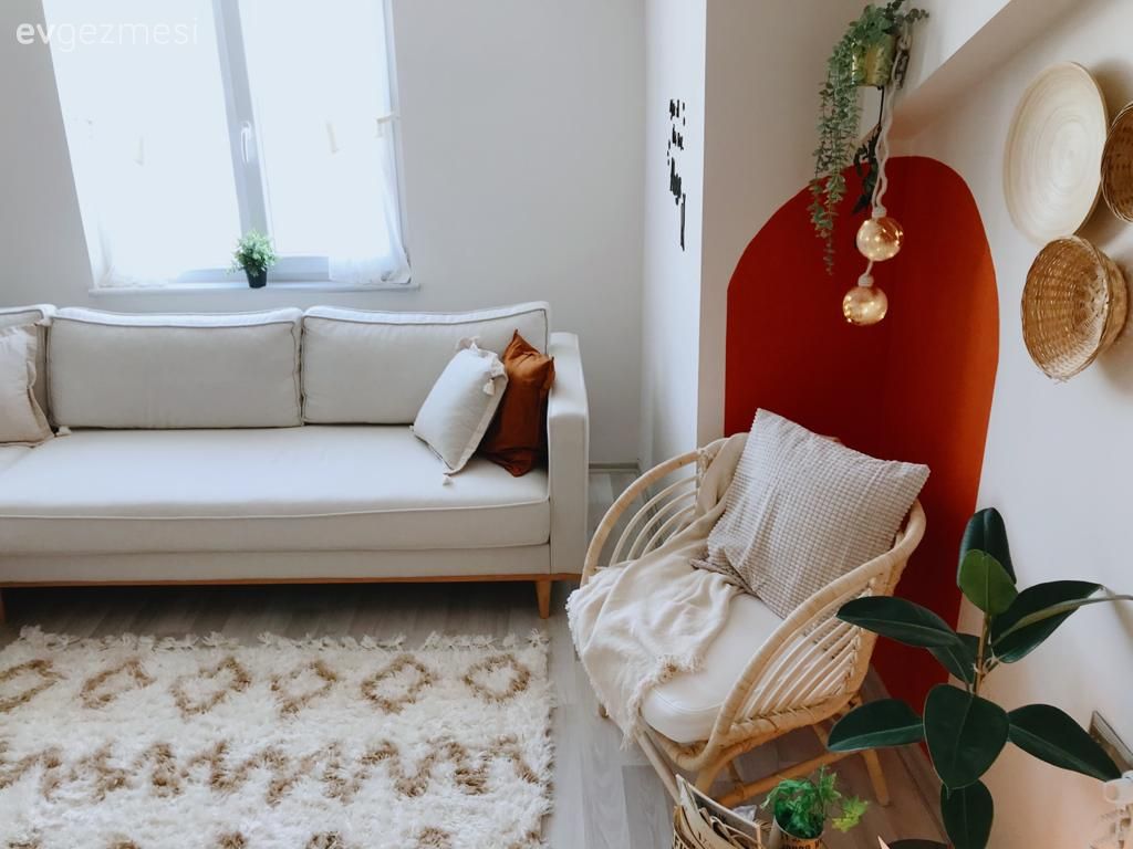 Çatı katı, Salon, Beyaz, Turuncu, Krem, Bej, Koltuk takımı, Köşe koltuk, Halı, Salon halısı, Desenler, Duvar dekorasyonu, Turuncu duvar rengi, Hasır, Rattan sandalye, Dekoratif Objeler, Ev bitkisi