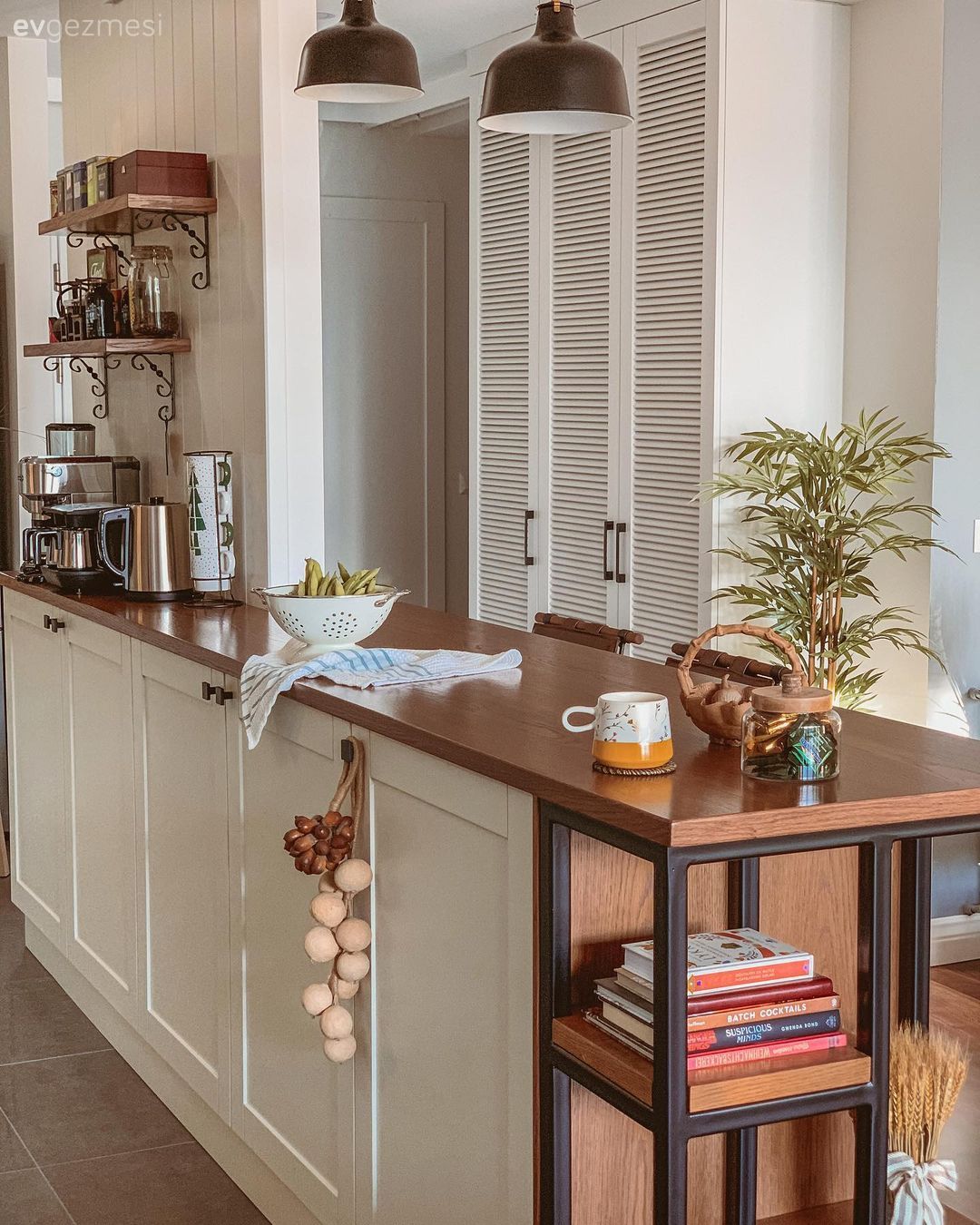 Mutfak, Amerikan Mutfak, Beyaz ve ahşap mutfak, Dolap, Sarkıt, Aydınlatma, Ev bitkisi, Mutfak aksesuarları, Mutfak rafı