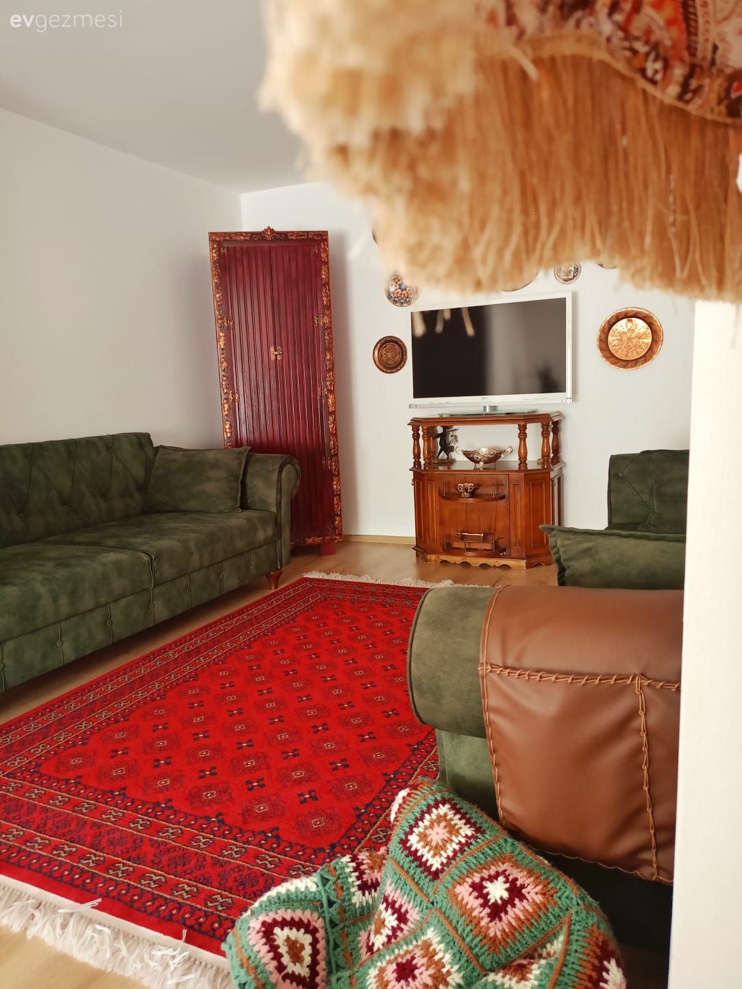 Salon, Rustik, Yeşil, Kırmızı, Kahverengi, Krem, Turuncu, Koltuk takımı, Ahşap Mobilya, Duvar dekorasyonu, Vintage, Tv ünitesi, Dekoratif Objeler