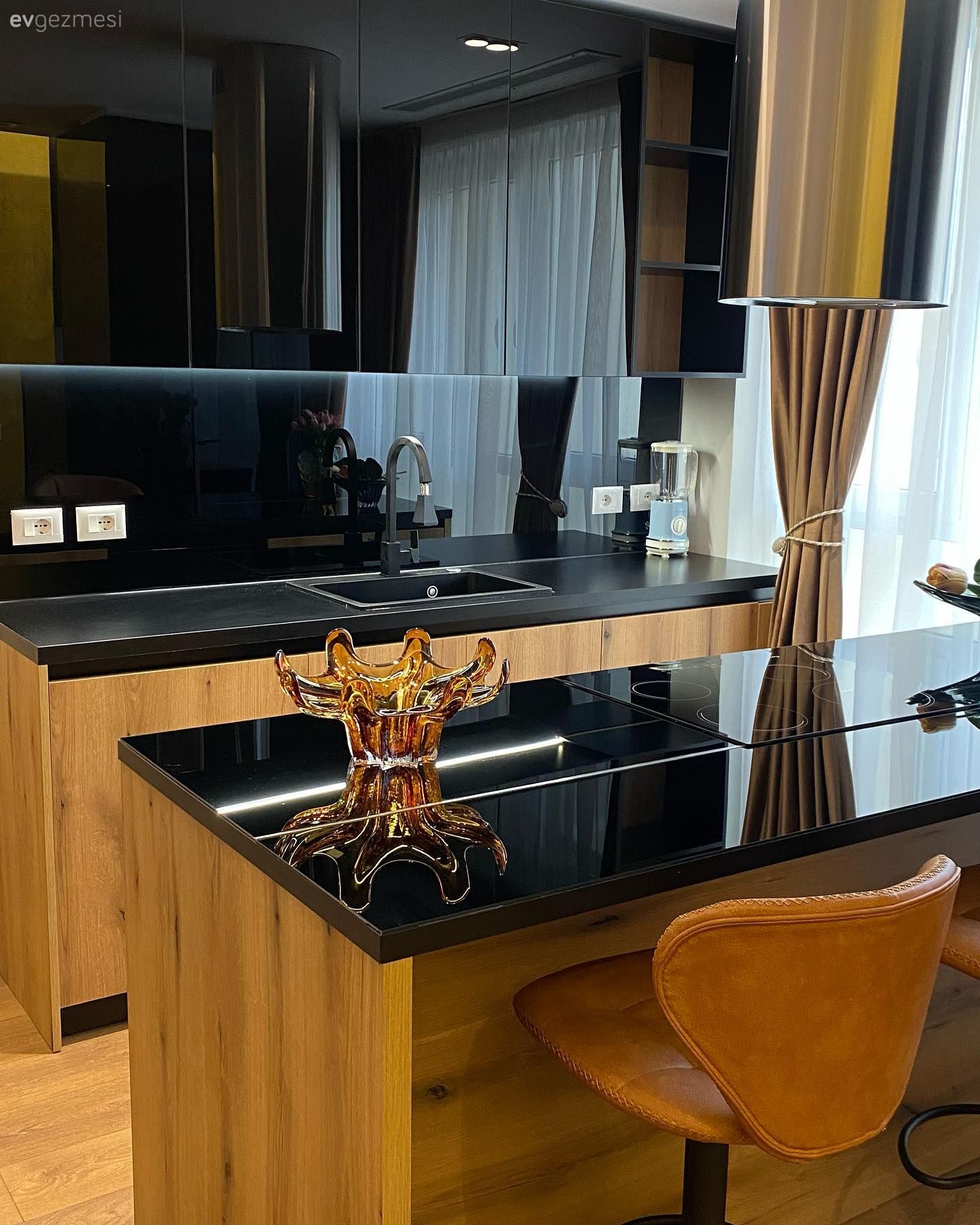 Biraz Ahşap Biraz da Karizmatik Siyah: Arnavutluk'tan Sıcak Bir Mutfak!