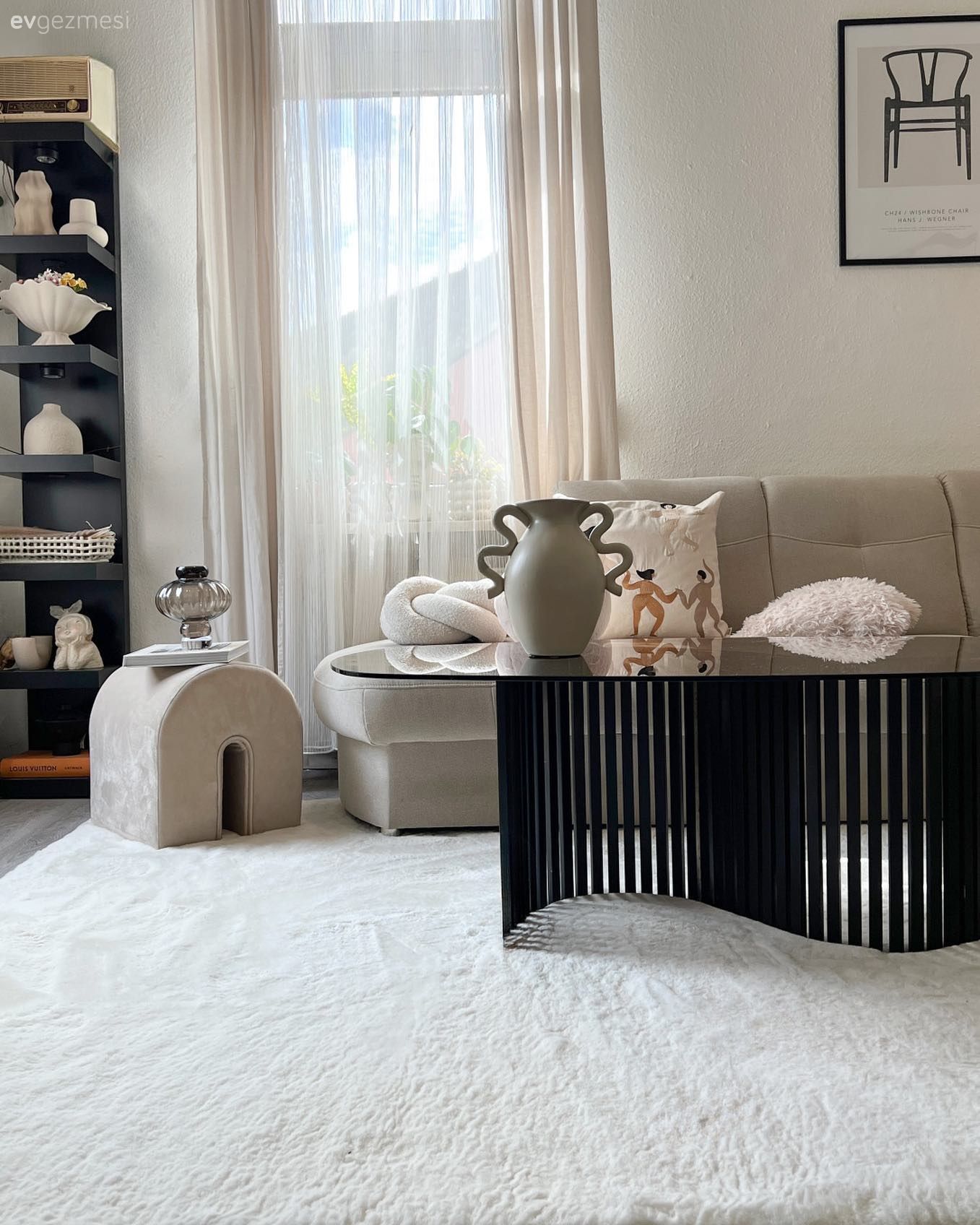 Salon, Bej, Siyah, Tablo, Duvar dekorasyonu, Köşe koltuk, Koltuk takımı, Halı, Salon halısı, Vazo, Ev Aksesuar, Kırlent, Ev tekstili, Dekoratif Objeler, Çiçekler, Orta sehpa, Sehpa, Beyaz halı, Shaggy halı, Açık raf, Duvar rafı, Fon perde, Perde, Tül perde