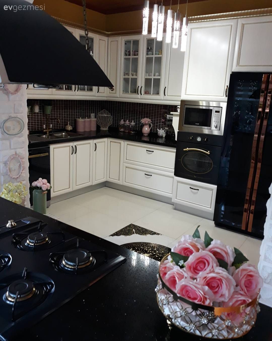 Bu Bahçeli Dubleks Evin Bir Kısmı Taş Bir Kısmı Ahşap!