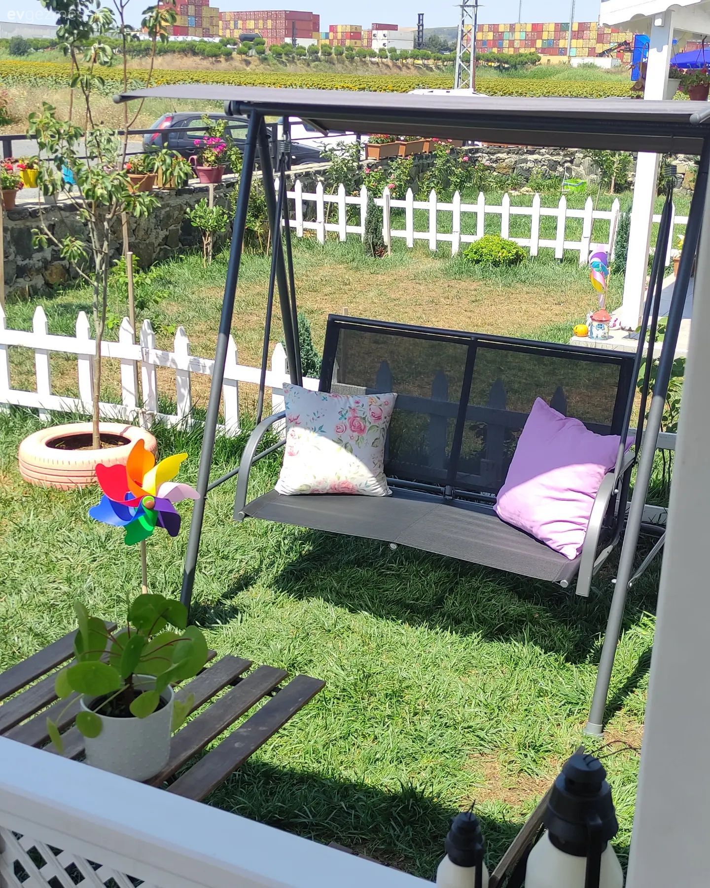 Bahçe, Sandalye, Bahçe masası, Ev bitkisi, Salıncak