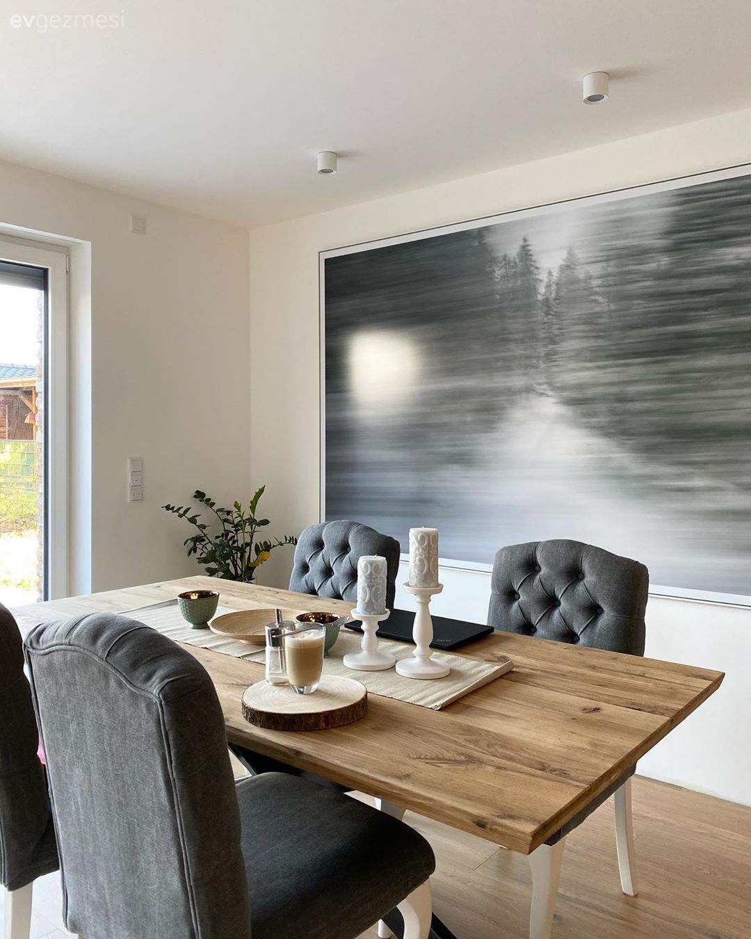 Bu Minimalist Evde Ortama Sıcaklık Katan Detaylar da Unutulmamış!