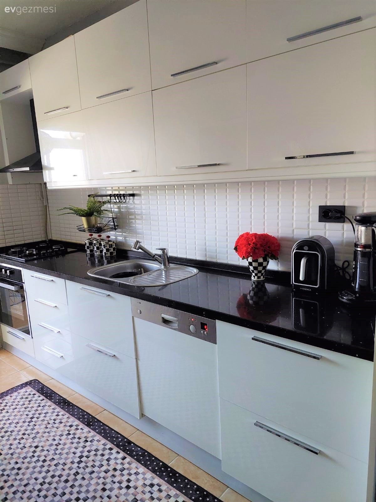 Mutfak, Beyaz, Siyah, Siyah tezgah, Mutfak tezgahı, Mutfak tezgah arası, Mutfak perdesi, Mutfak halısı