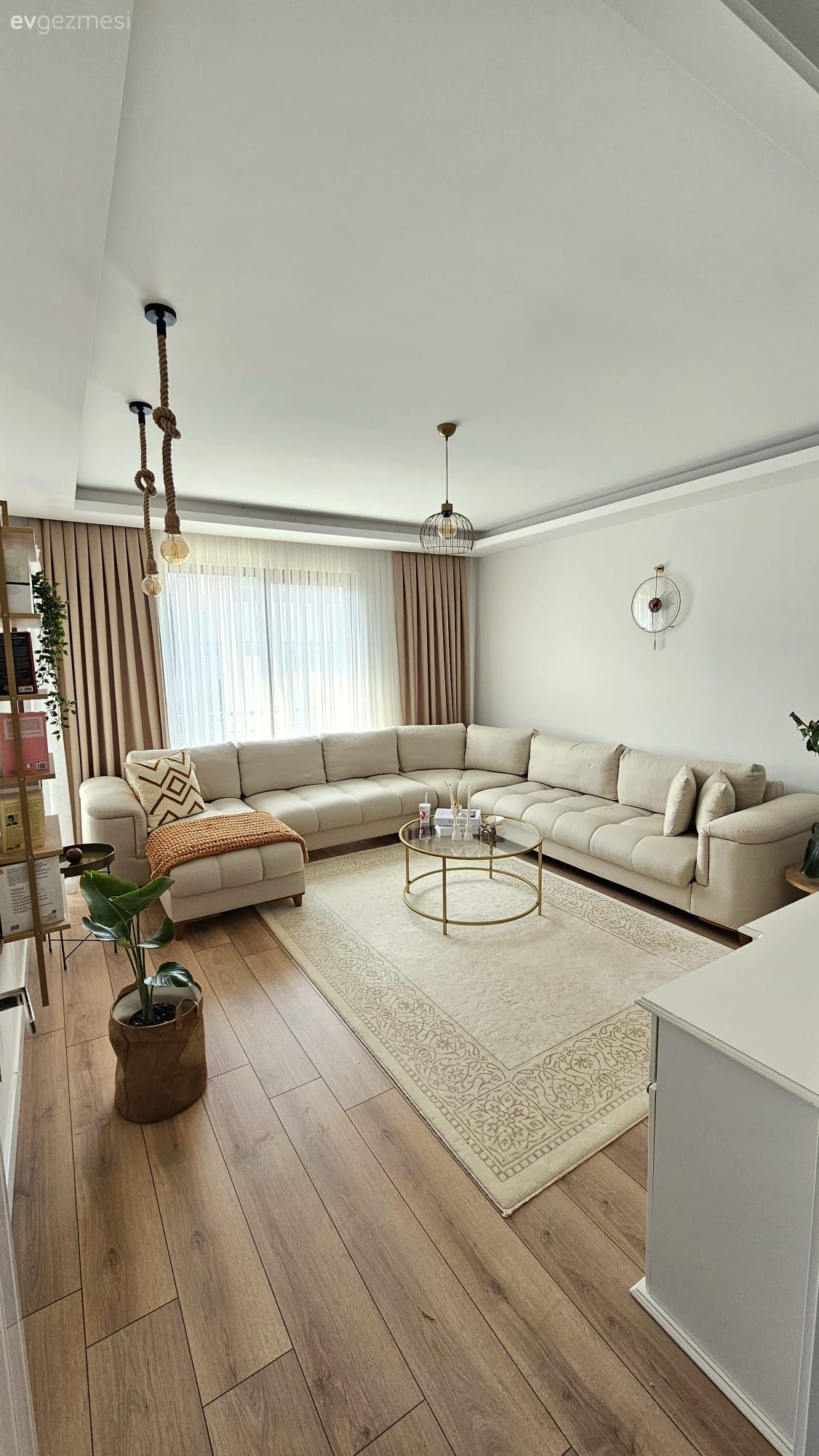 Salon, İskandinav, Krem, Bej, Kahverengi, Bohem Dekorasyon, Köşe koltuk, Koltuk takımı, Fon perde, Perde, Tül perde, Orta sehpa, Sehpa, Halı, Salon halısı, Kırlent, Ev tekstili, Parke, Saksı, Ev bitkisi, Cam orta sehpa