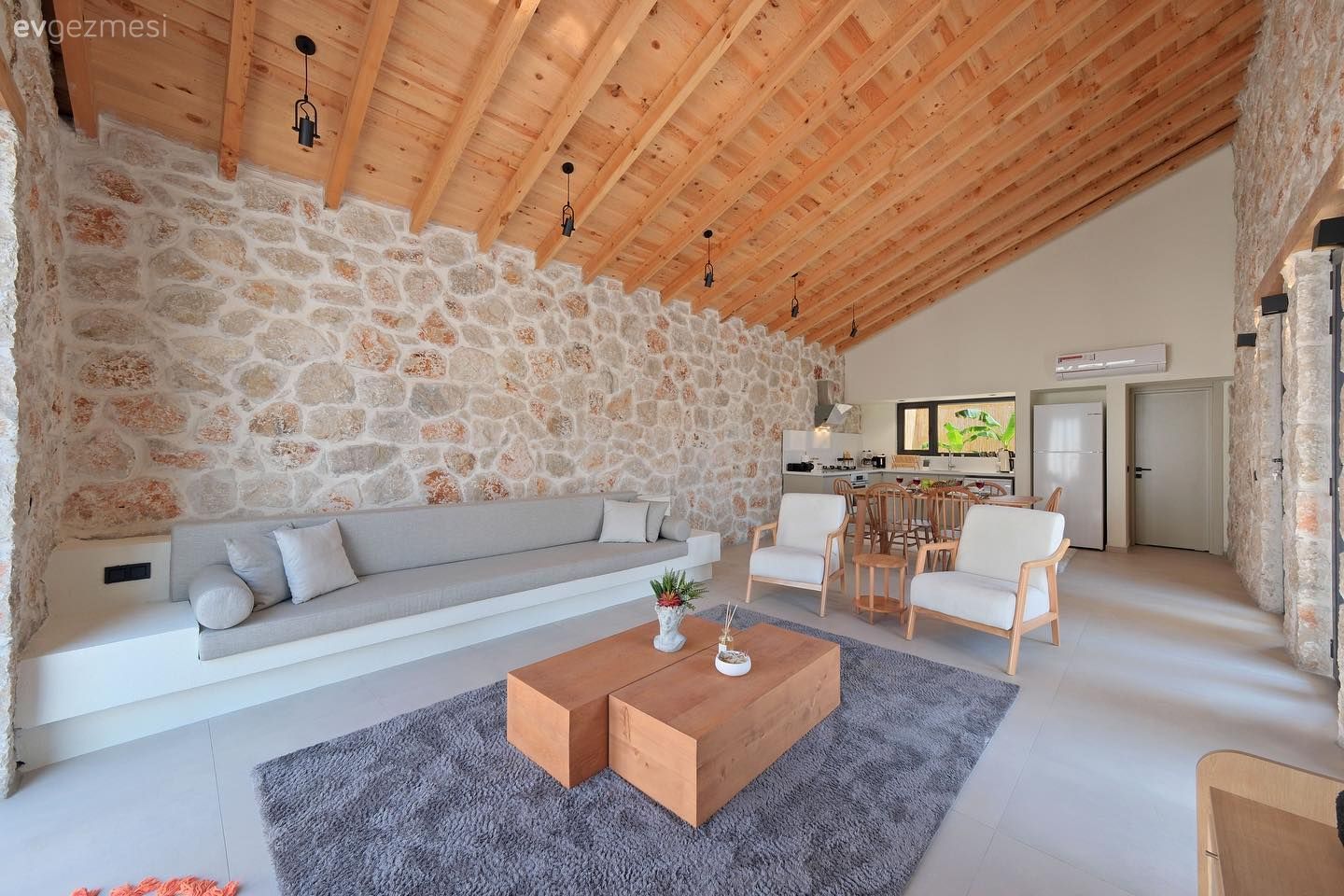 Salon, Açık konsept yaşam alanı, Gazbeton, Taş duvar, Duvar dekorasyonu, Orta sehpa, Sehpa, Taş ev, Ahşap Mobilya, Yazlık