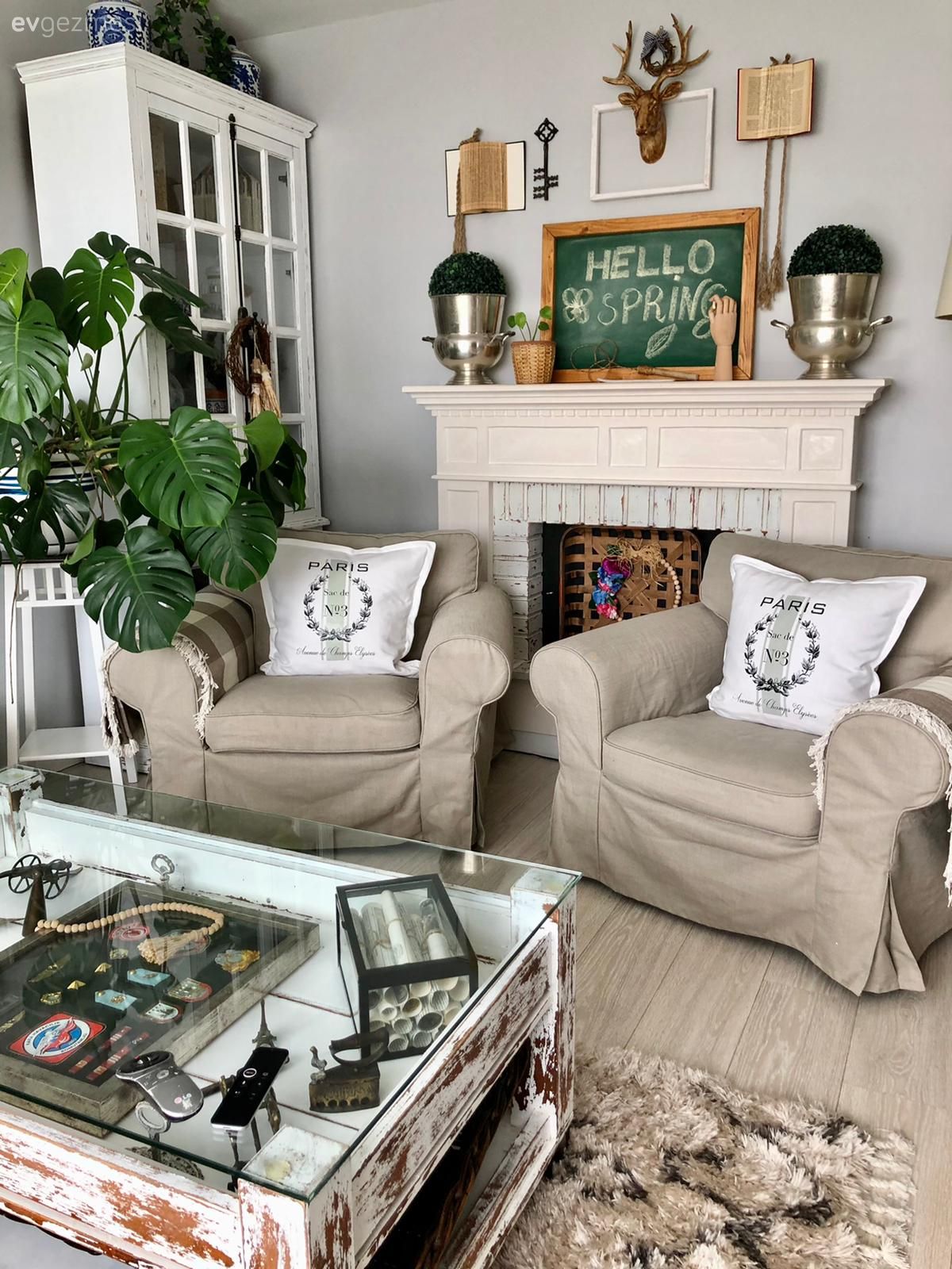 Salon, Koltuk takımı, Beyaz, Bej, Krem, Berjer, Şömine, Çerçeve, Dekoratif Objeler, Lambader, Aydınlatma, Orta sehpa, Sehpa, Halı, Salon halısı, Ev bitkisi, Kırlent, Ev tekstili, Vitrin