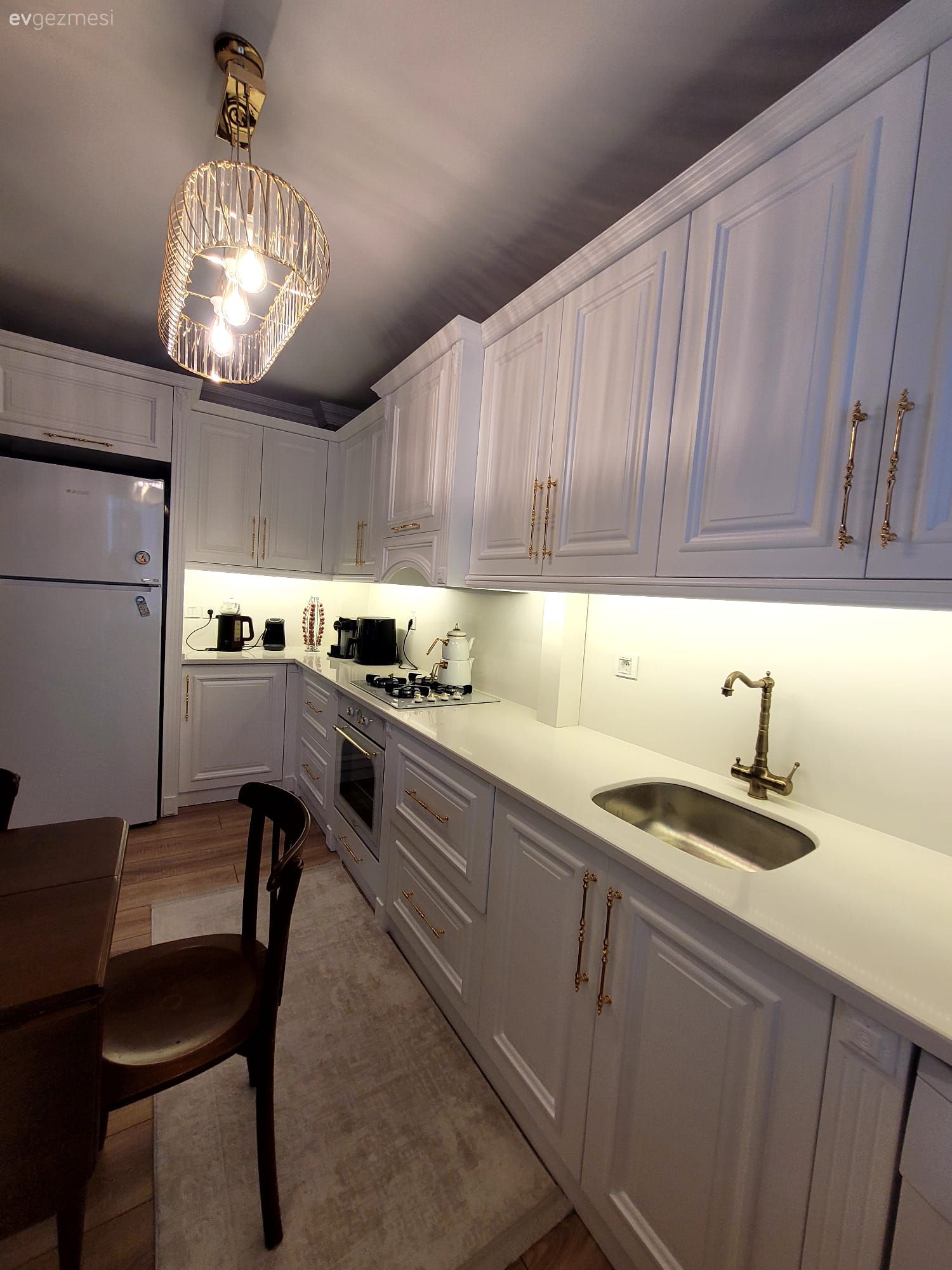 Mutfak, Country, Beyaz, Beyaz mutfak, Shaker kapaklı dolaplar, Mutfak tezgahı, Mutfak tezgah arası, Porselen tezgah, Ankastre, Jaluzi, Sandalye, Mutfak masası, Mutfak Avize Modelleri