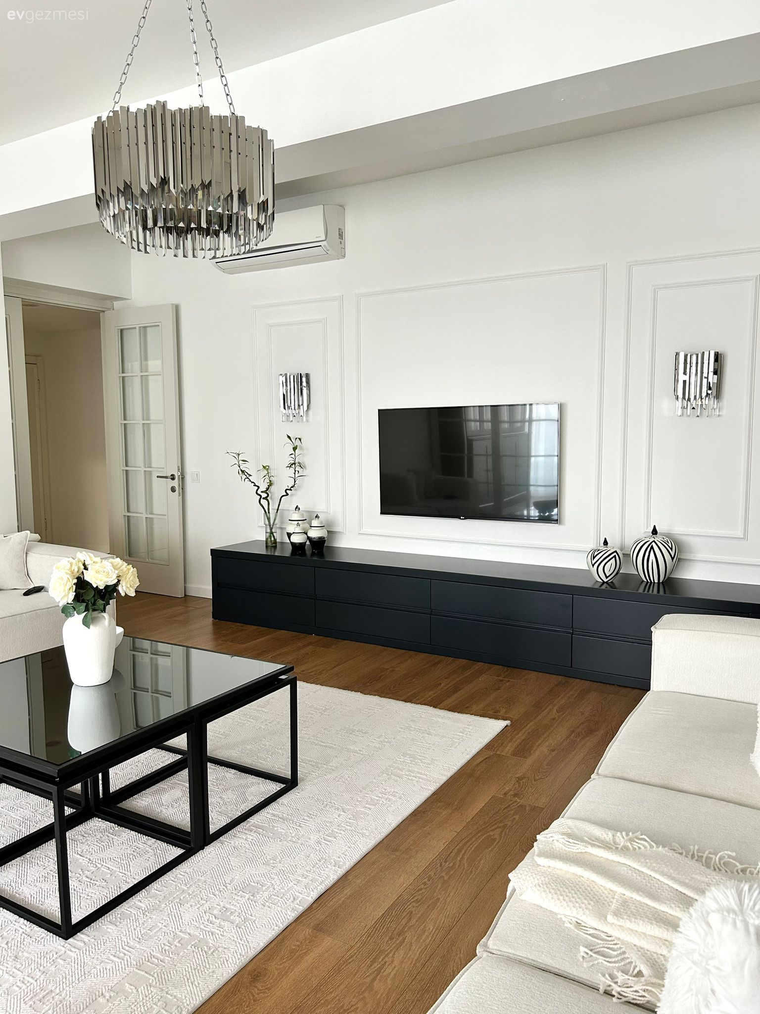 Tv ünitesi, Tv ünitesi aksesuarları, Ev Aksesuar, Siyah, Beyaz, Koltuk takımı, Orta sehpa, Sehpa, Cam orta sehpa, Avize, Aydınlatma, Salon avizesi, Duvar çıtalama, Salon halısı, Parke, Dekoratif Objeler