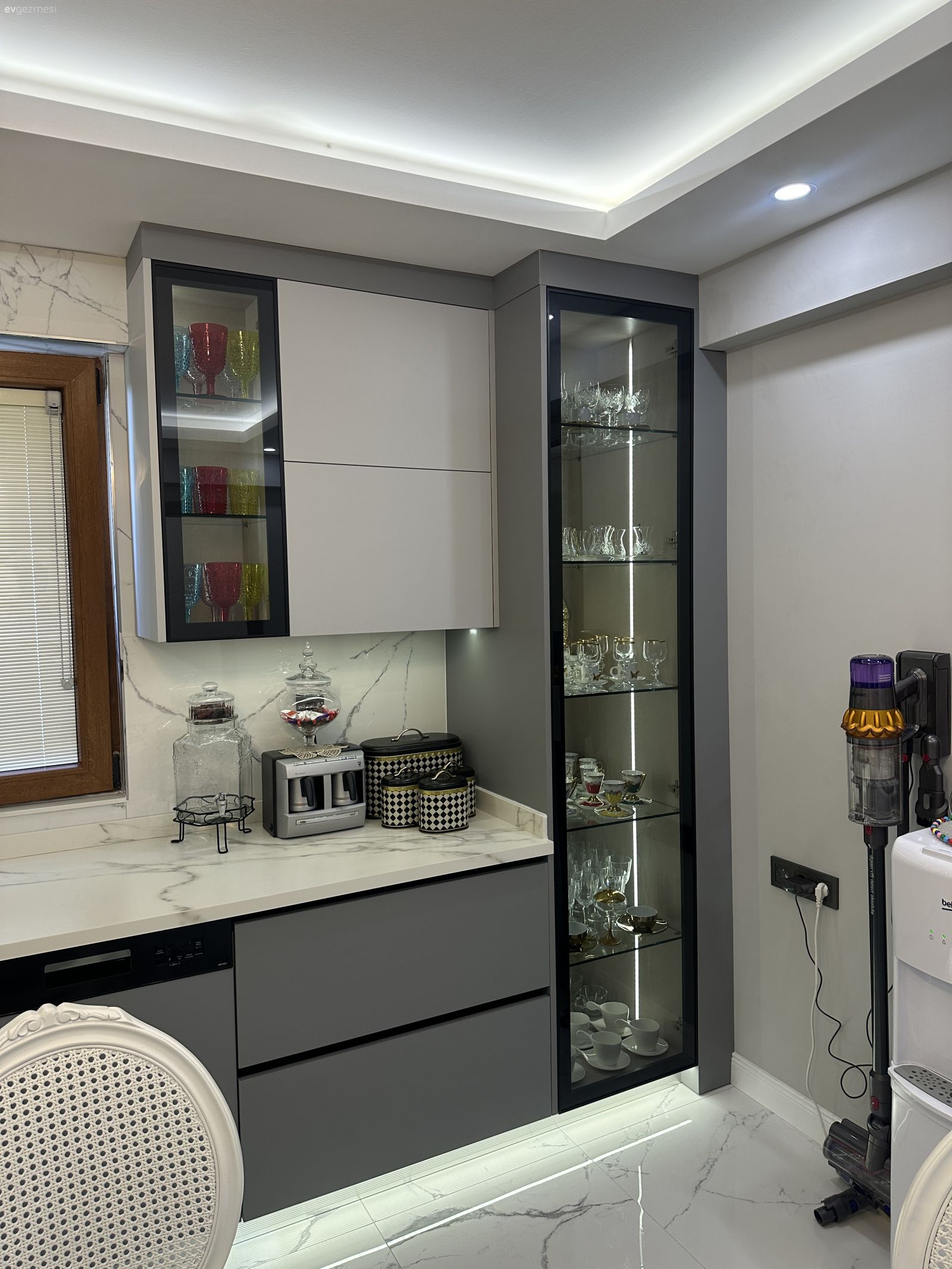 Mutfak, Modern, Modern mutfak, Kulpsuz mutfak dolabı, Porselen tezgah, Cam kapaklı dolap, Mutfak zemin seramikleri, Mutfak aksesuarları, Beyaz