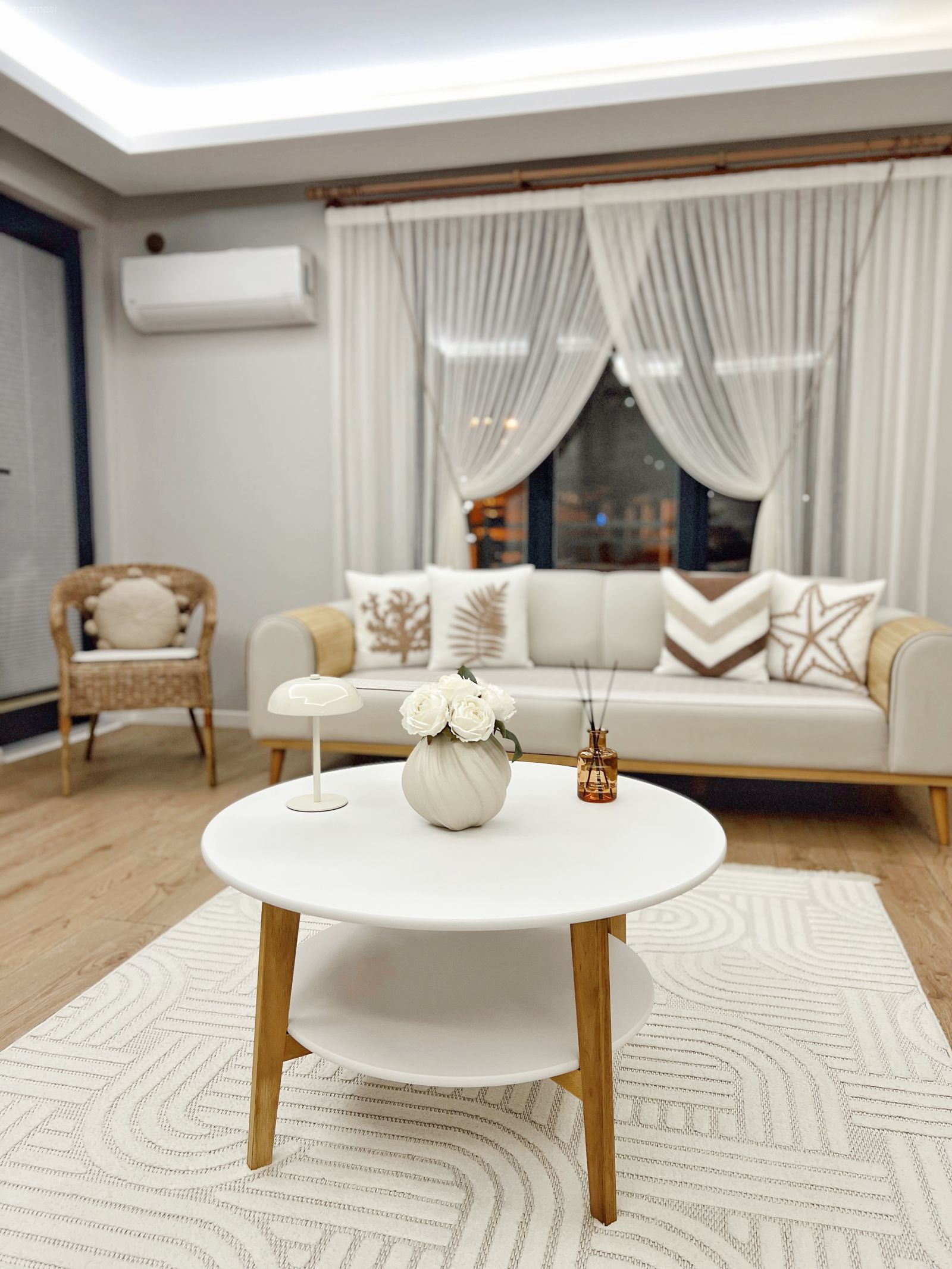 Salon, İskandinav, Bohem Dekorasyon, Krem, Bej, Beyaz, Ahşap Mobilya, Koltuk takımı, Halı, Salon halısı, Beyaz halı, Orta sehpa, Sehpa, Led aydınlatma, Aydınlatma, Parke, Duvar dekorasyonu, Tül perde, Perde, Kırlent, Ev tekstili, Hasır sandalye