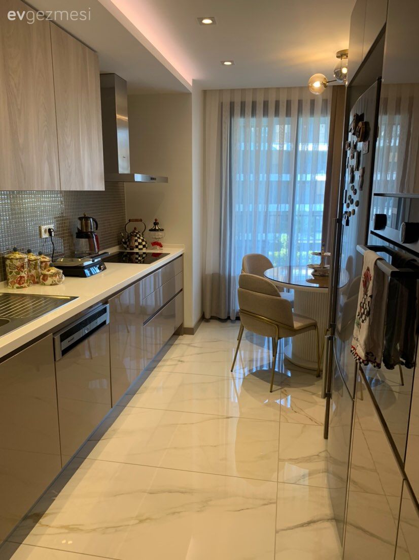 Mutfak, Modern mutfak, Capuccino mutfak, Beyaz, Mutfak perdesi, Sandalye, Mutfak masası, Mutfak zemin seramikleri, Mutfak tezgahı, Mutfak tezgah arası, Tezgah arası seramik, Led aydınlatma, Aydınlatma, Spot aydınlatma, Ankastre, Altın