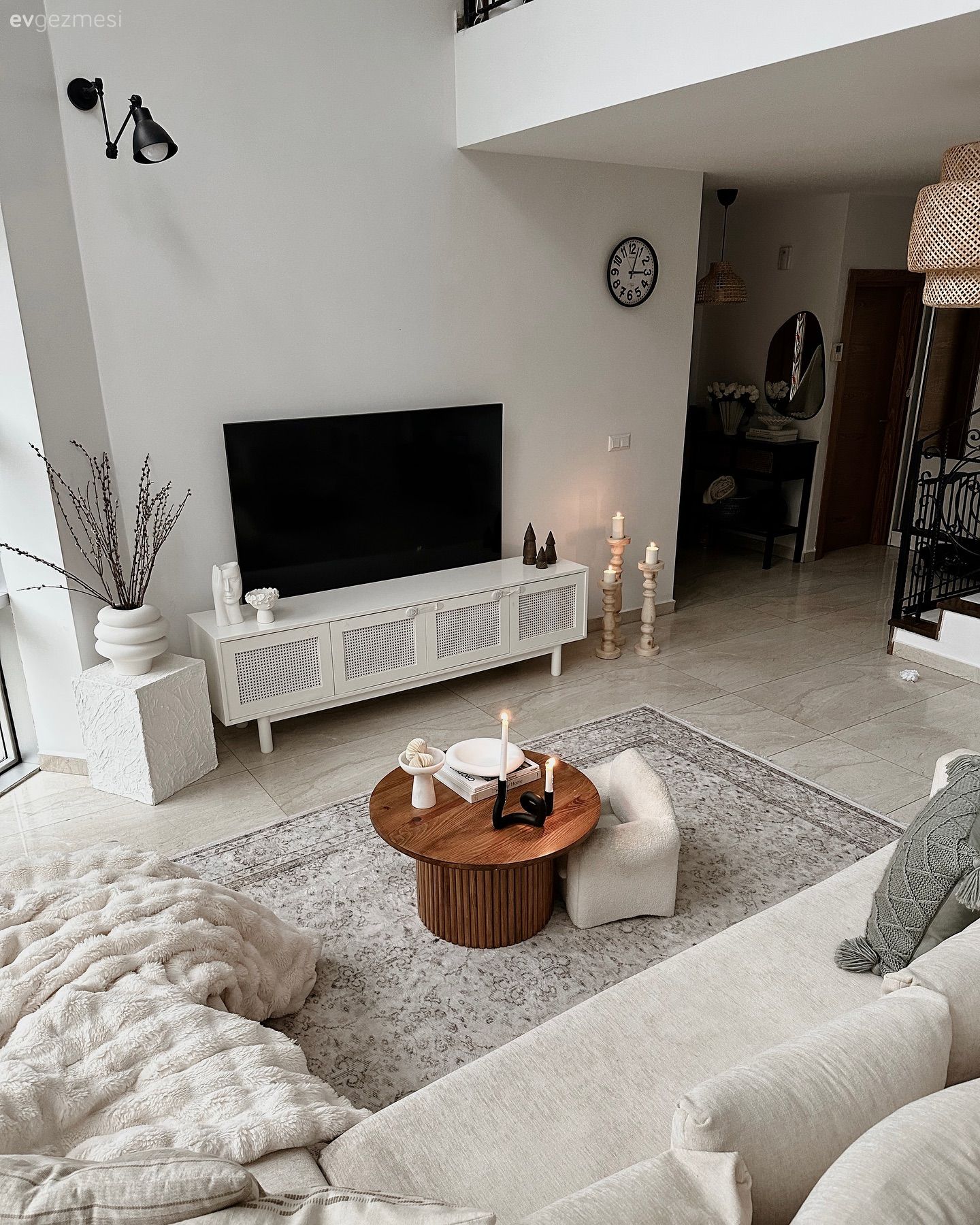 Beyaz Rengi Arka Fon Olarak Kullanan Bu Ev Oldukça Sakin!