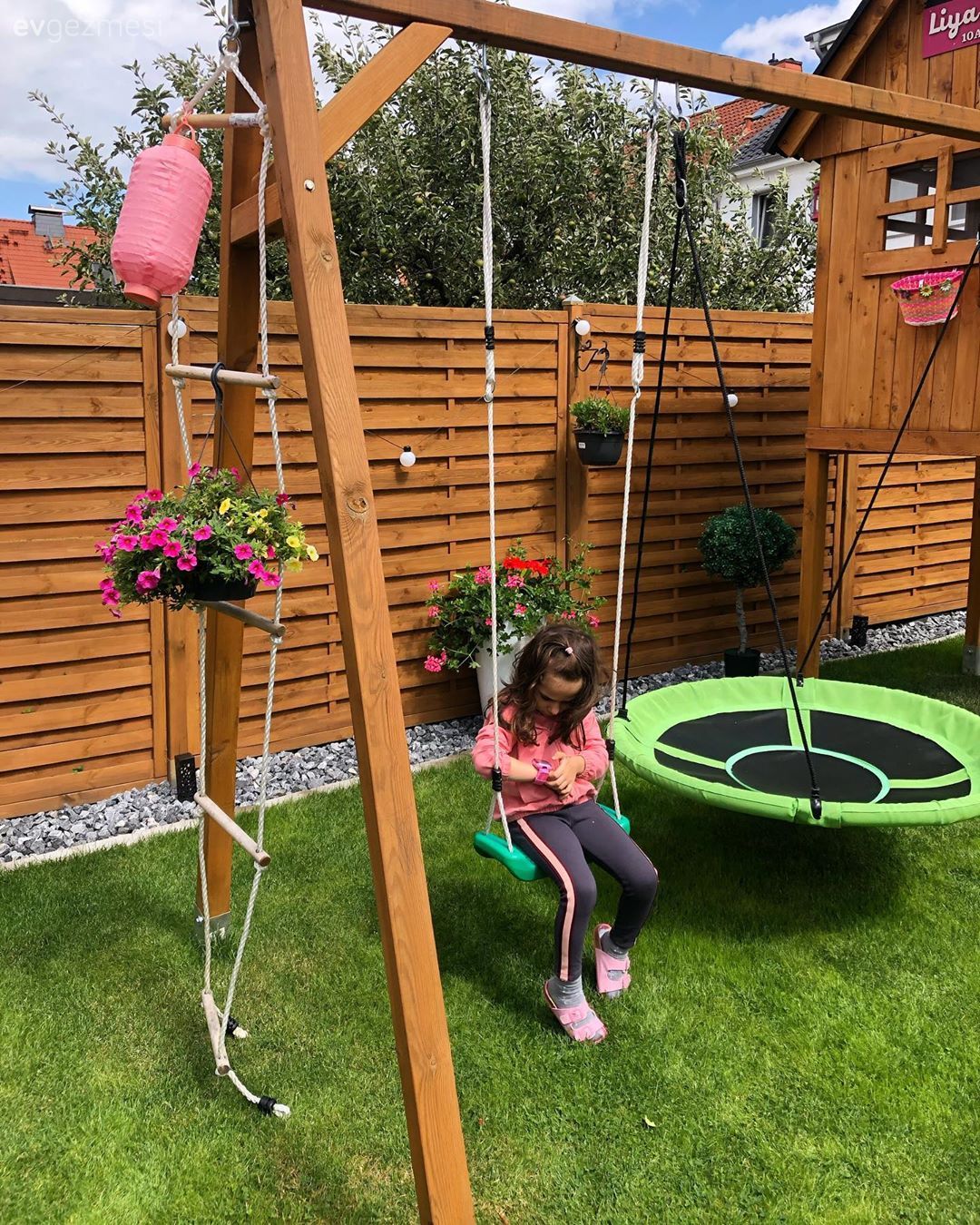 Bahçe, Salıncak, Çiçekler