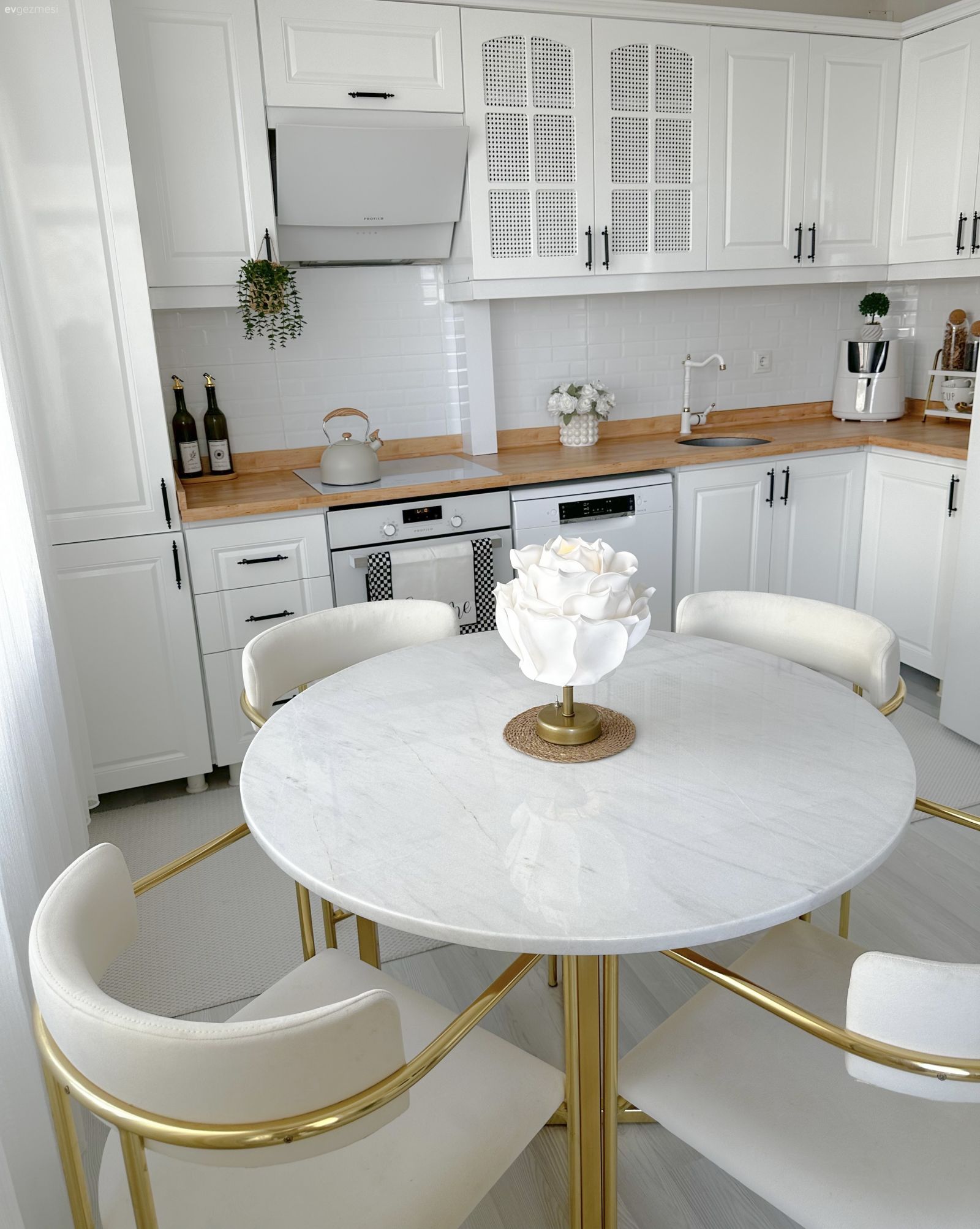 Sunumlarla Arası İyi Olan Bu Ev İçin Mutfak Zarif Bir Üretim Alanı