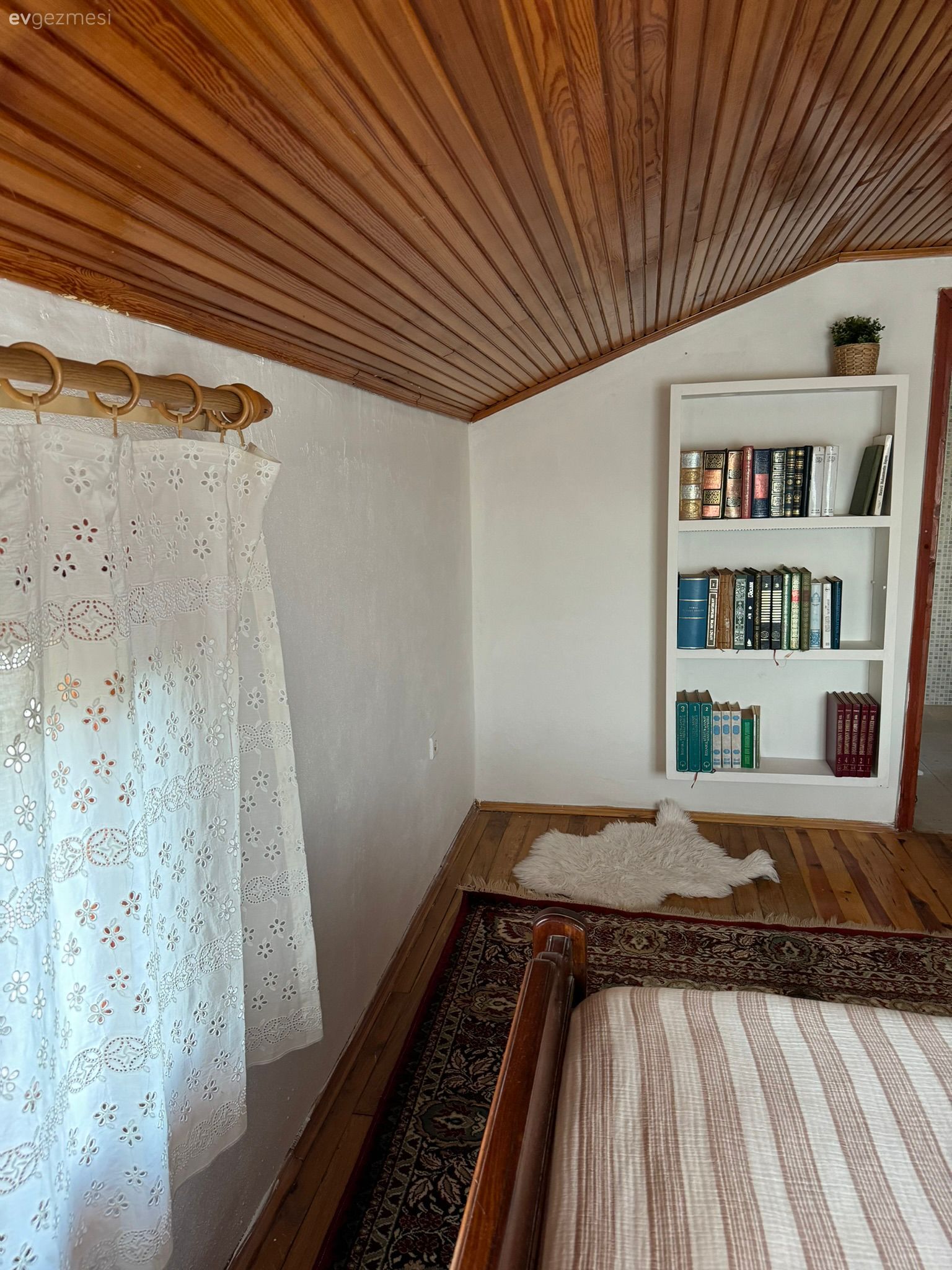 Dışarıdaki Merdivenleri İçeri Alınan Bu Köy Evi Artık Dubleks