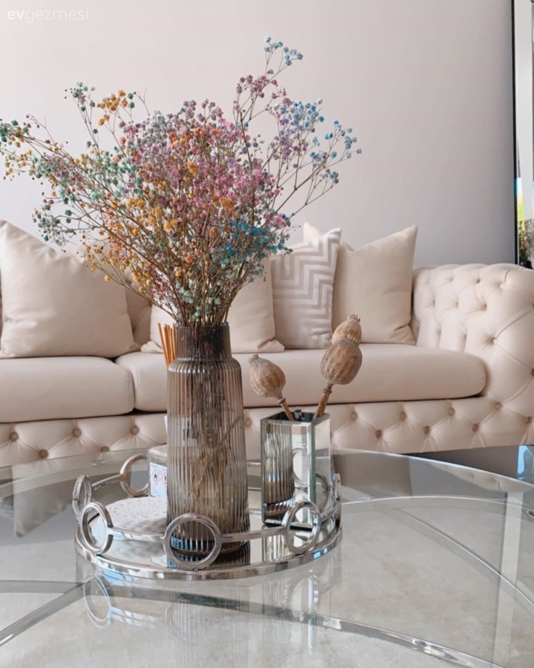 Eski Mobilyalara Veda Eden Bu Evde Açık Renkler Yine Baş Köşede!