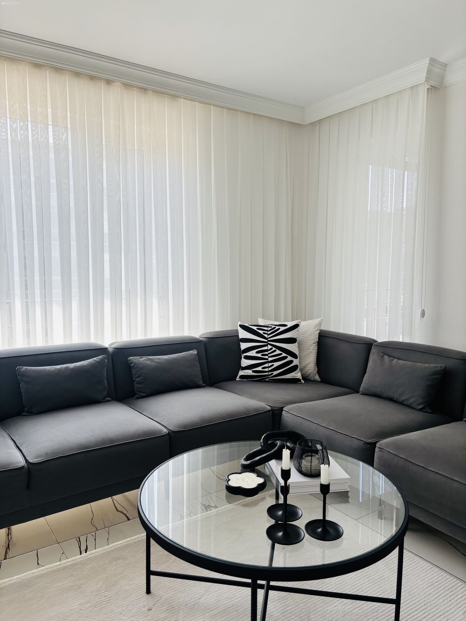 Renkler Kontrast Tarz Modern: Amasya'dan L- Tipi Bir Salon