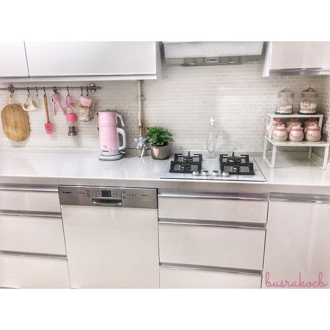 Beyazla Ferahlayan Bu Mutfağın Gönlü Pembede