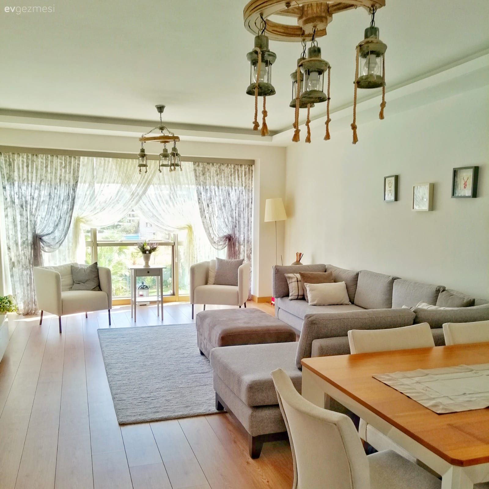 Salon, Modern rustik, Gri, Sarı, Köşe koltuk, Koltuk takımı, Taş duvar, Duvar dekorasyonu, Beyaz, Ev Aksesuar, Berjer, Halı, Salon halısı, Orta sehpa, Sehpa, Puf, Fon perde, Perde, Tül perde, Duvar saati, Yemek masası, Ahşap Mobilya, Rustik Aydınlatma