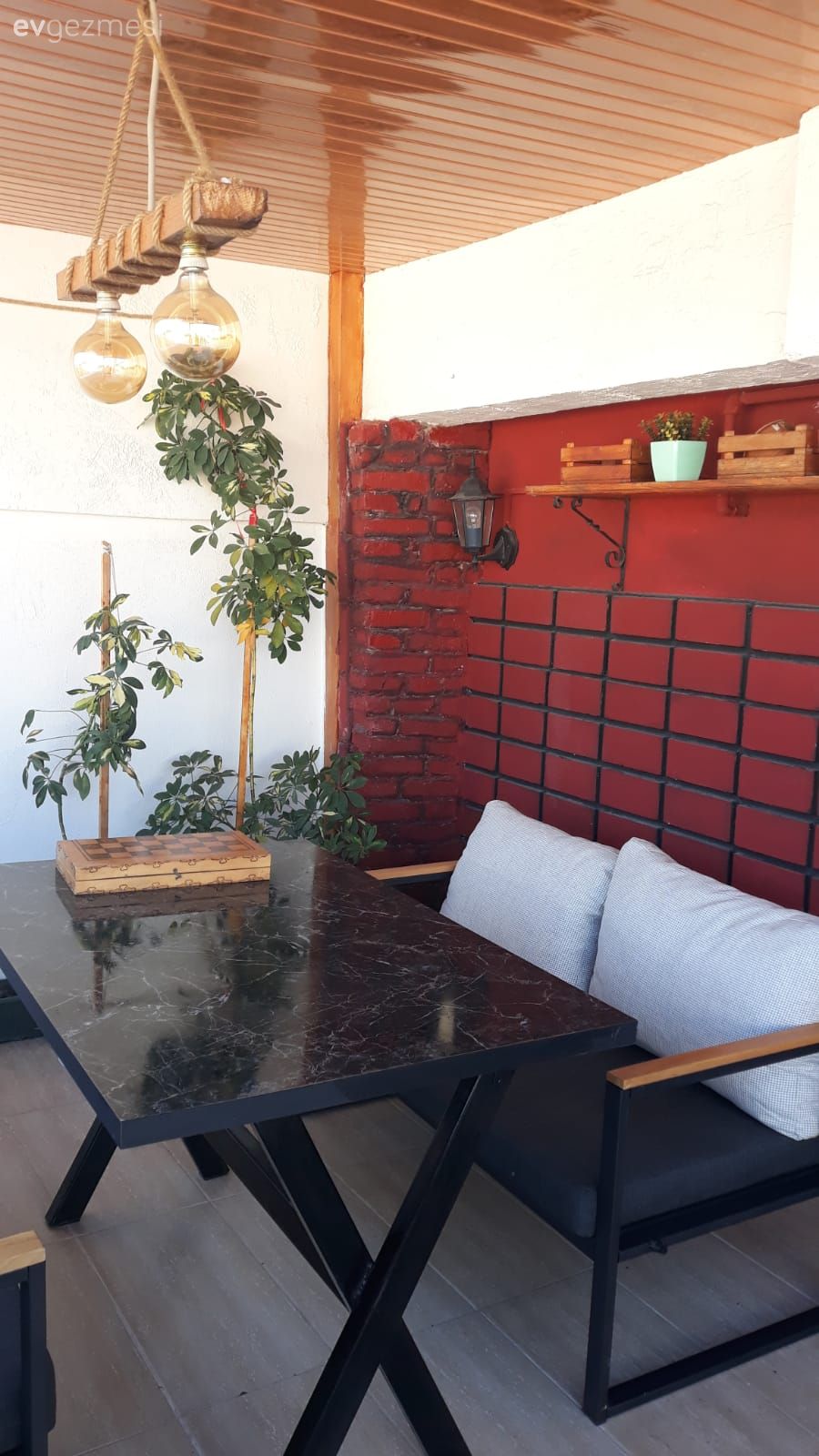 Balkon, Balkon masası, Sandalye, Tuğla duvar