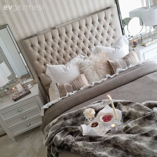 Yatak Odası, Beyaz, Vizon, Krem, Bej, Çizgili duvar kağıdı, Kapitone yatak başlığı, Komodin, Şamdan, Ev Aksesuar, Ayna, Art deko, Aynalı mobilya