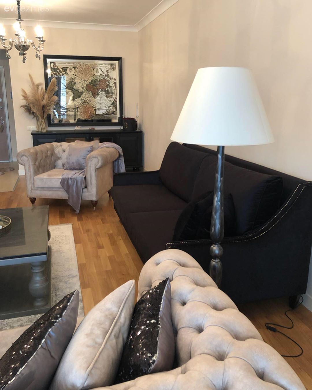 Modern Esintili Bu Ev İddialı Parçalarla Kuşanmış!