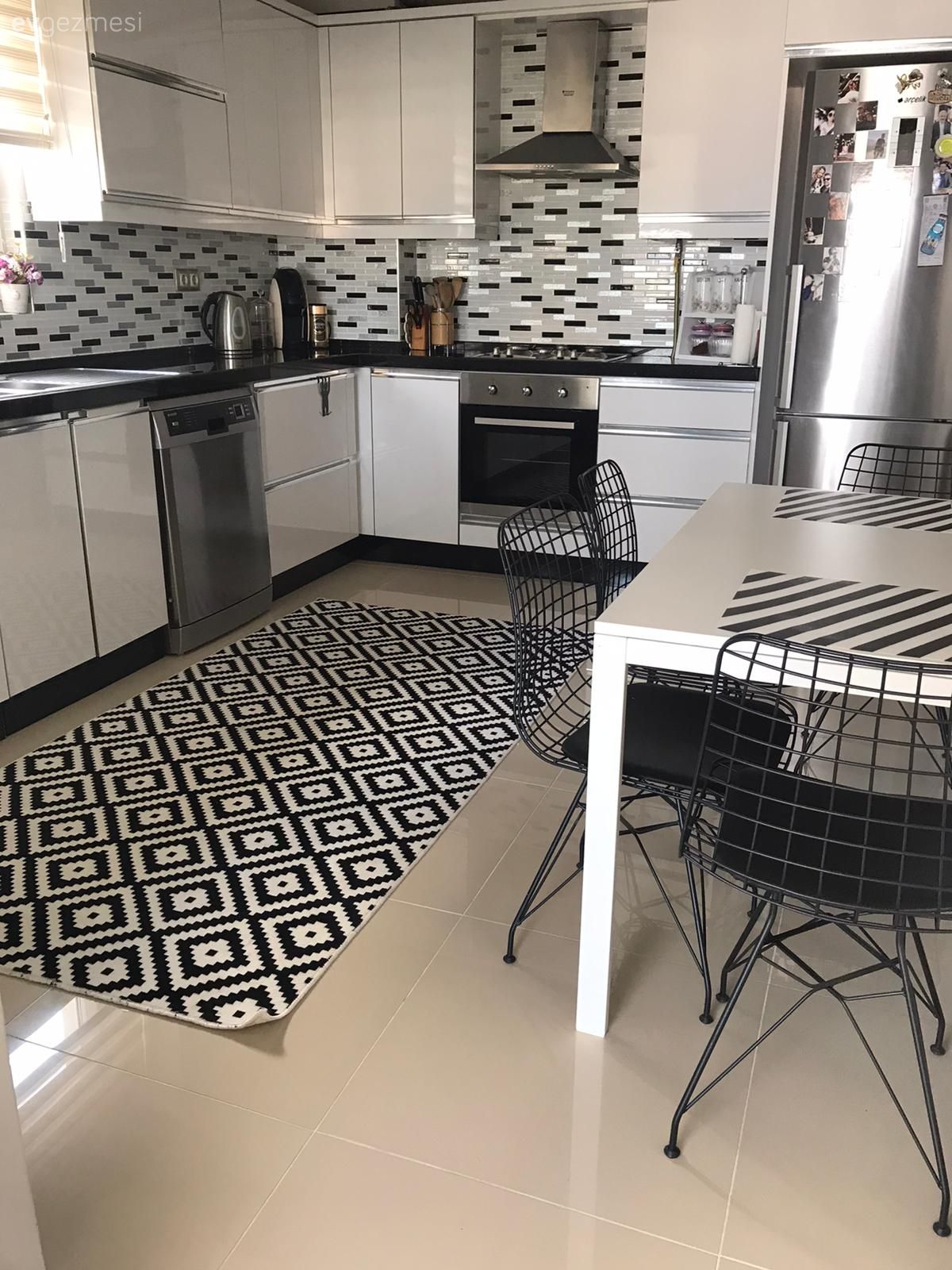 Mutfak, Beyaz mutfak, Siyah, Mutfak tezgahı, Mutfak tezgah arası, Tezgah arası seramik, Halı, Mutfak halısı, Geometrik desen, Desenler, Metal sandalye, Sandalye, Mutfak masası