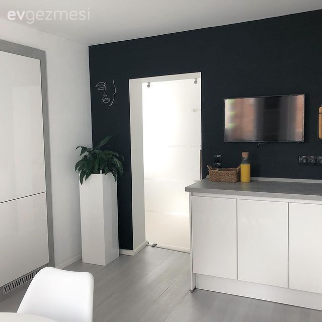 Siyah duvar, Beyaz, Kulpsuz mutfak dolabı, Mutfak tezgahı, Mutfak, Parke, Sandalye, Yemek masası