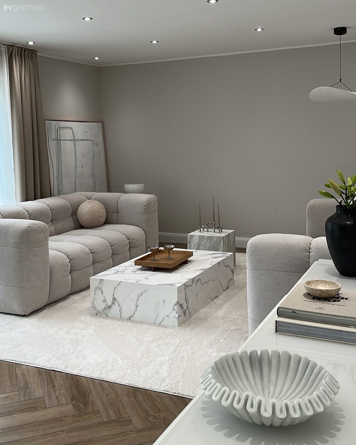 Salon, Modern, İskandinav, Koltuk takımı, Gri, Gri duvar, Orta sehpa, Sehpa, Halı, Salon halısı, Puf, Parke, Dekoratif Objeler, Bej, Krem, Spot aydınlatma, Aydınlatma, Boy aynası, Ayna