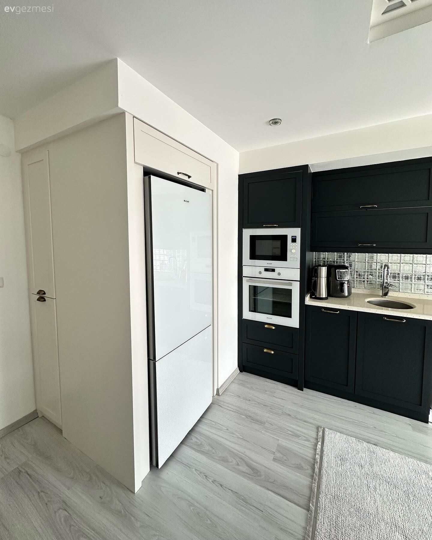 Öncesi&Sonrası: Antrasit Rengiyle Yepyeni Bir Suret Kazanan Mutfak!