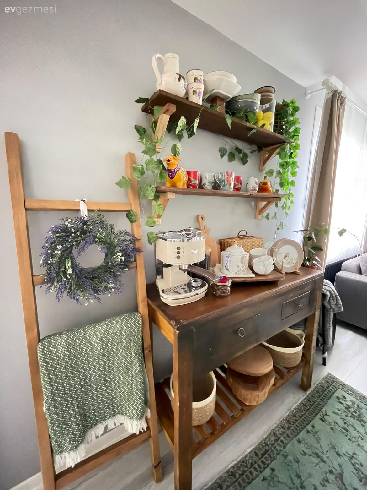 Duvar rafı, Duvar dekorasyonu, Ev bitkisi, Kahve köşesi, Dekoratif Objeler
