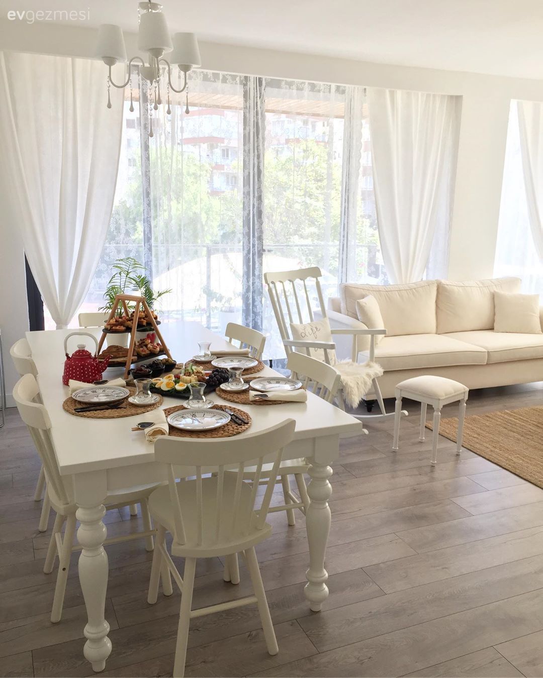 Salon, Büyük salon, Country, Country salon, Beyaz, Kırmızı, Halı, Salon halısı, Ev tekstili, Aydınlatma, Koltuk takımı, Konsol, Yemek masası, Sandalye