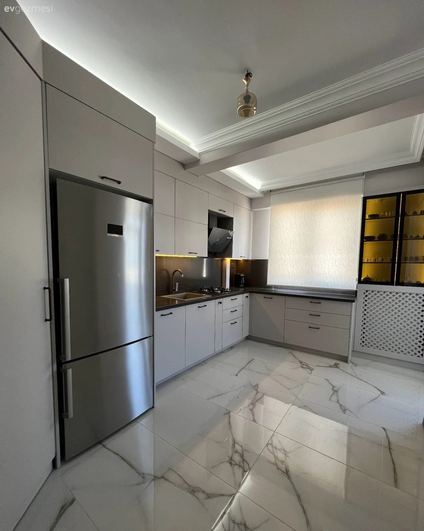 Asimetrik Dolaplar Bu Mutfağın Her Köşesine İşlevsellik Katmış