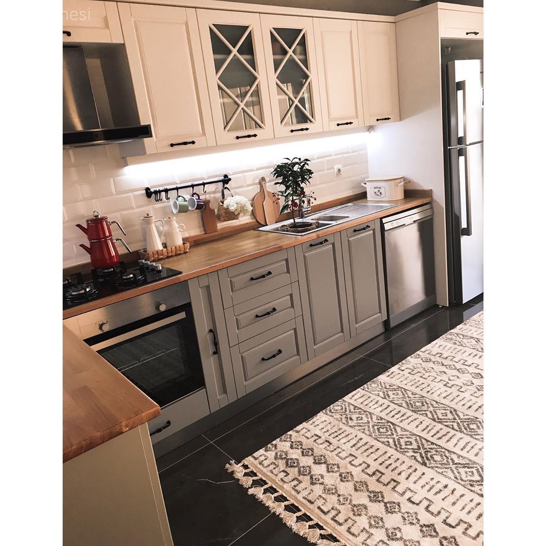 Mutfak, Beyaz, Gri, Shaker kapaklı dolaplar, Rustik mutfak, Ahşap mutfak tezgahı, Mutfak tezgahı, Mutfak tezgah arası, Tül perde, Perde, Mutfak halısı, Mutfak Avize Modelleri, Kilim, Halı, Davlumbaz, Ankastre