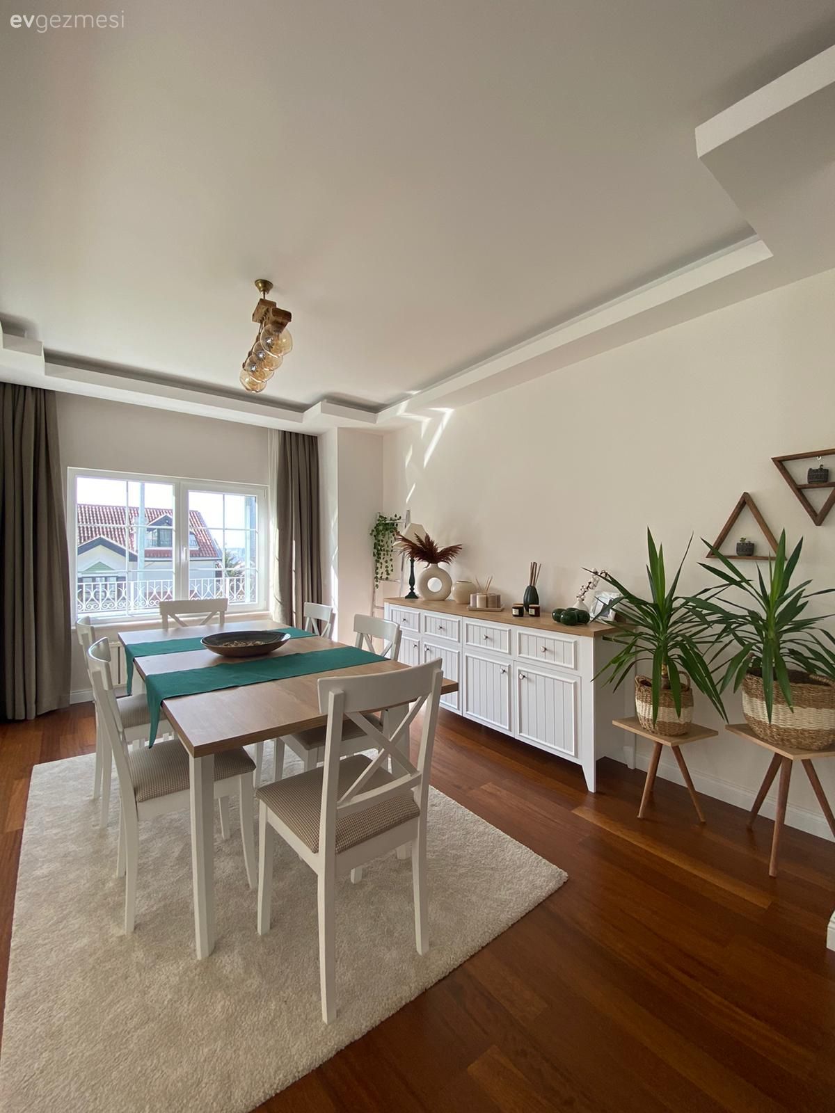 Yemek Odası, Beyaz, Ahşap Mobilya, Parke, Halı, Salon halısı, Sandalye, Yemek masası, Fon perde, Perde, Konsol, Konsol üzeri dekoratif objeleri, Çiçeklik, Saksı, Hasır sepet, Ev bitkisi