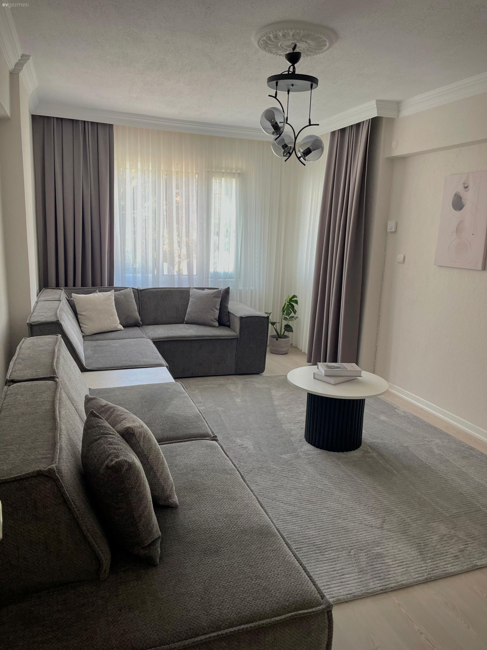 Bu İzmir Evinde Sade Parçalar Küçük Vurgularla Hareket Kazanmış!