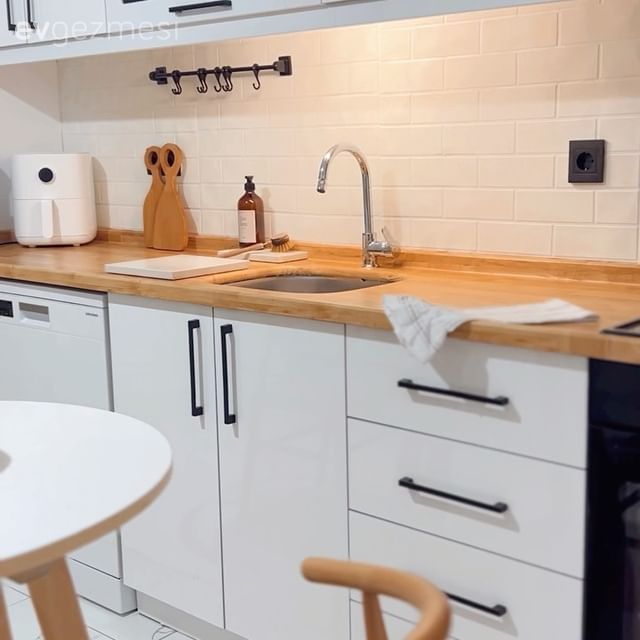 Beyaz ve ahşap mutfak, Mutfak, Sandalye, Mutfak masası, Mutfak aksesuarları