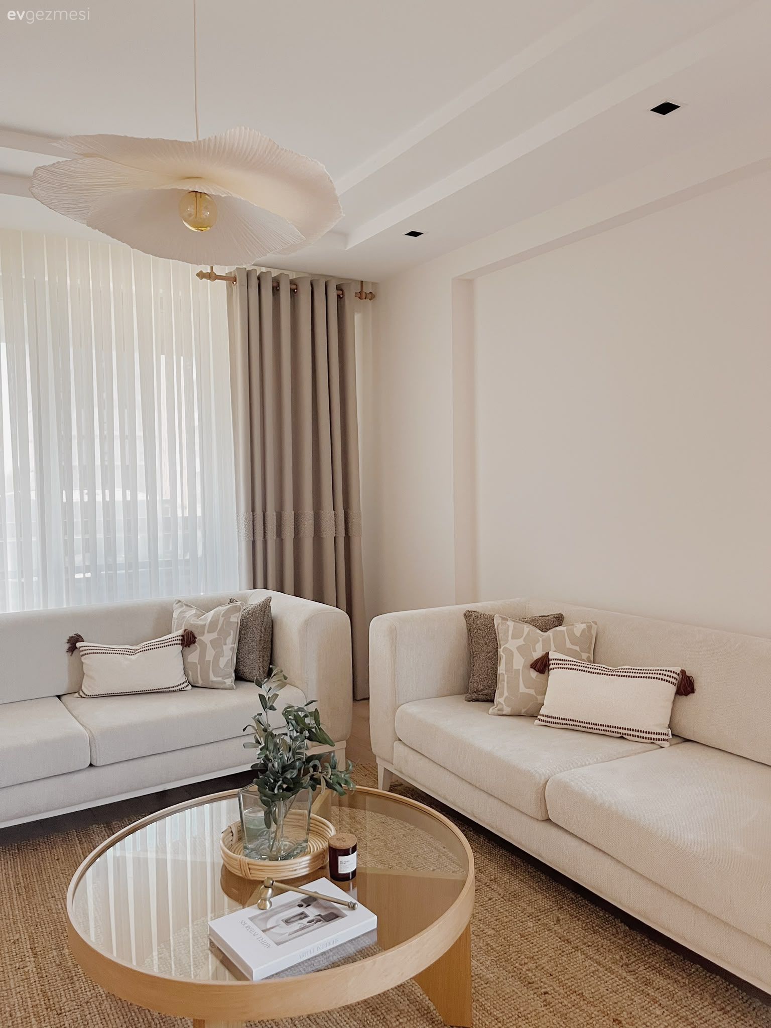 Salon, Modern, Krem, Bej, Beyaz, Vizon, Fon perde, Perde, Tül perde, Koltuk takımı, Orta sehpa, Sehpa, Jüt halı, Halı, Avize, Aydınlatma, Salon avizesi, Kırlent, Ev tekstili