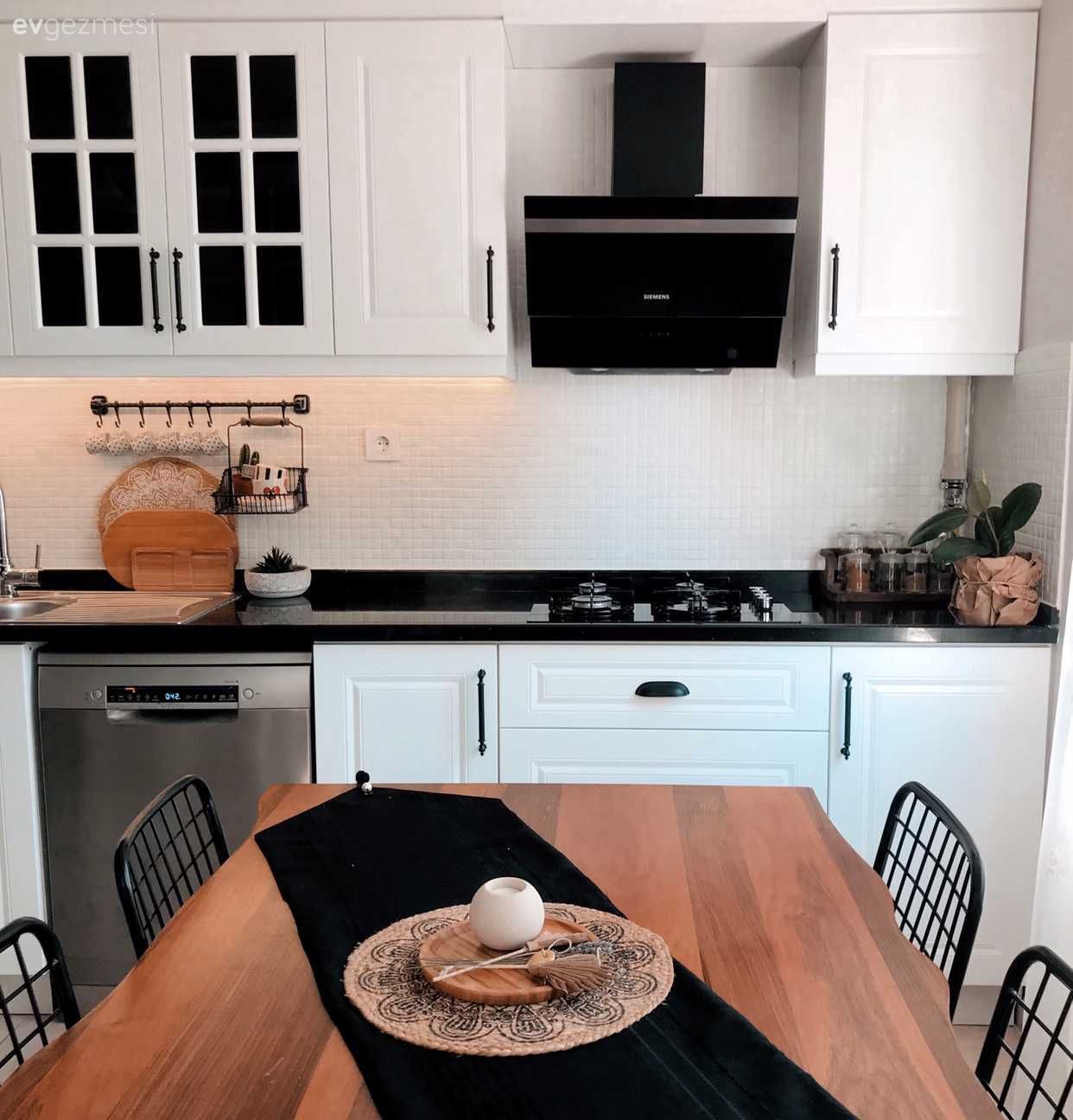 Mutfak, Beyaz, Siyah, Mutfak tezgahı, Siyah tezgah, Mutfak perdesi, Sandalye, Metal sandalye, Mutfak masası, Mutfak halısı, Mutfak rafı, Ankastre
