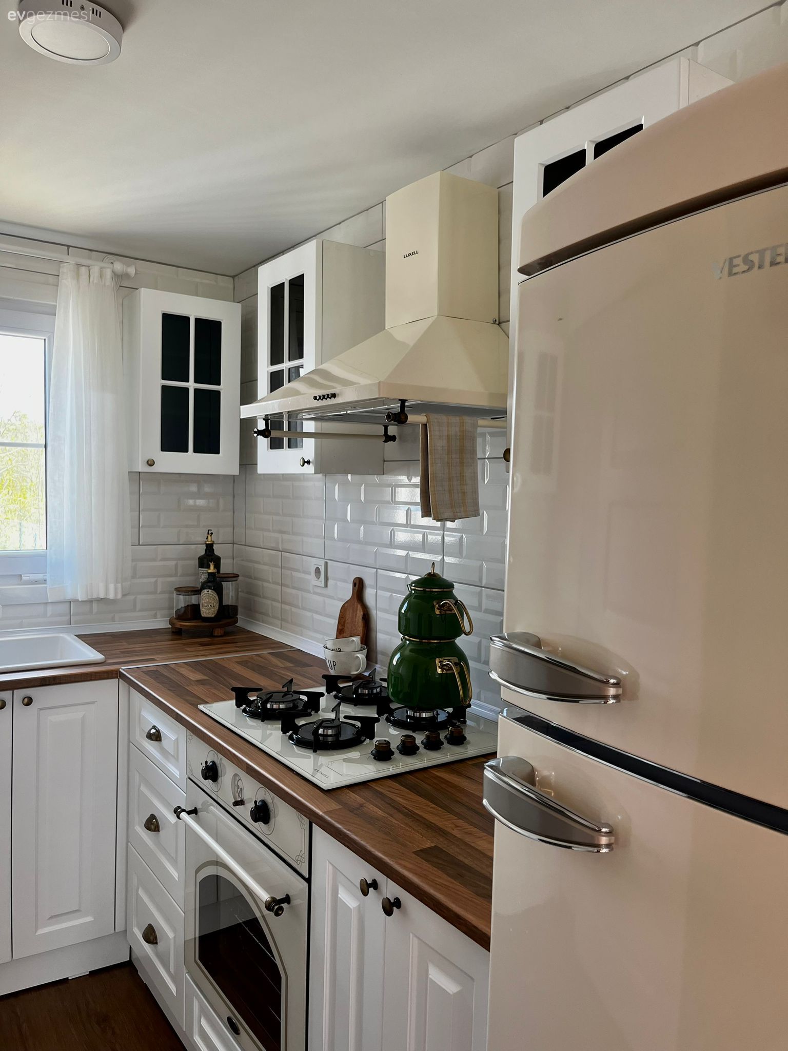 Mutfak, Beyaz, Country, Beyaz ve ahşap mutfak, Küçük mutfak dekorasyonu, U-tipi mutfak, Shaker kapaklı dolaplar, Mutfak tezgahı, Mutfak tezgah arası, Rustik ankastre, Ankastre