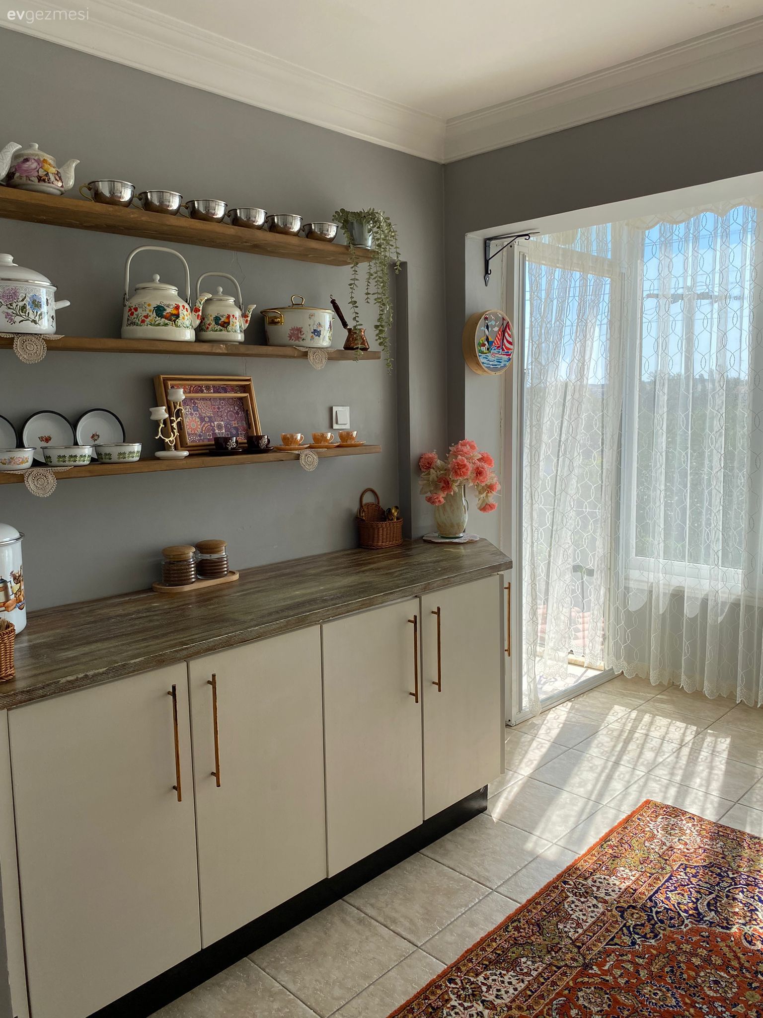 Kahve köşesi, Beyaz, Mutfak rafı, Mutfak, Mutfak aksesuarları, Mutfak halısı, Mutfak perdesi